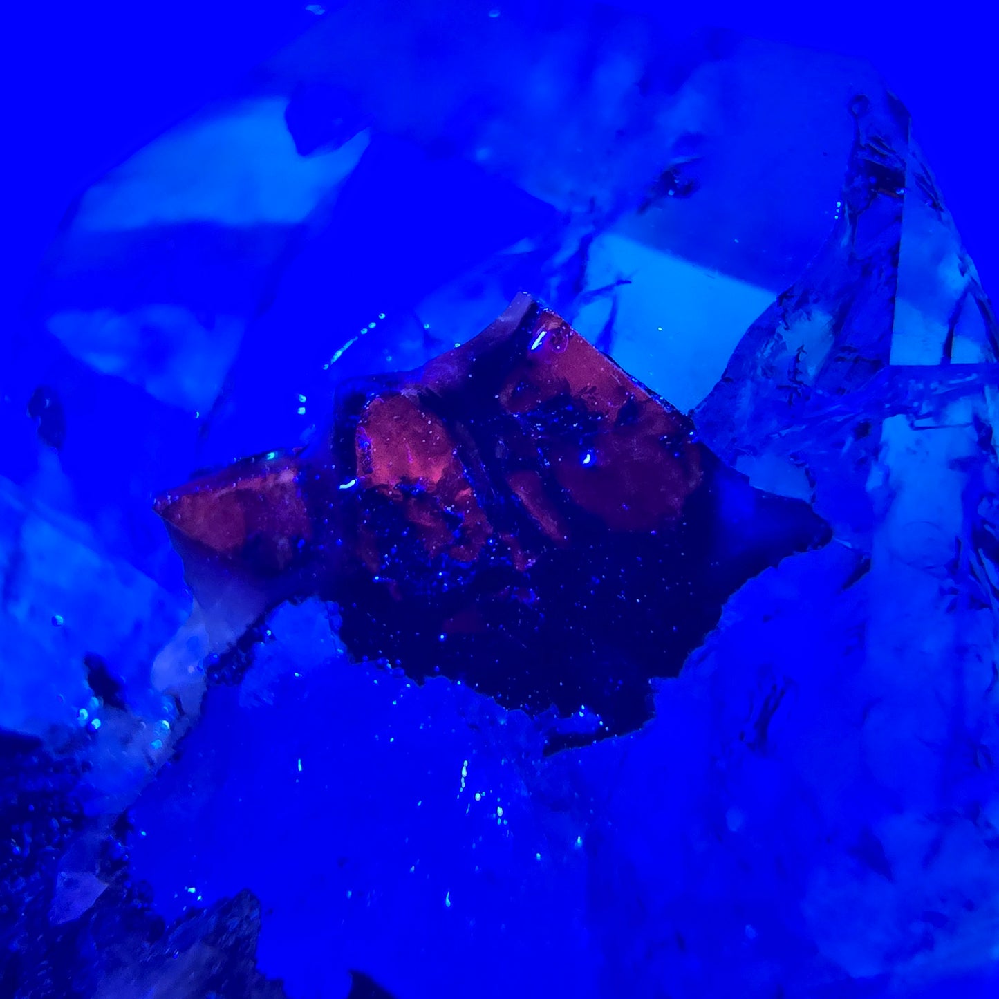 Sceptre DT Enhydro en quartz fumé lémurien, gobo de poche UV en calcite Valentine. Namibie 80 x 40 x 29 mm