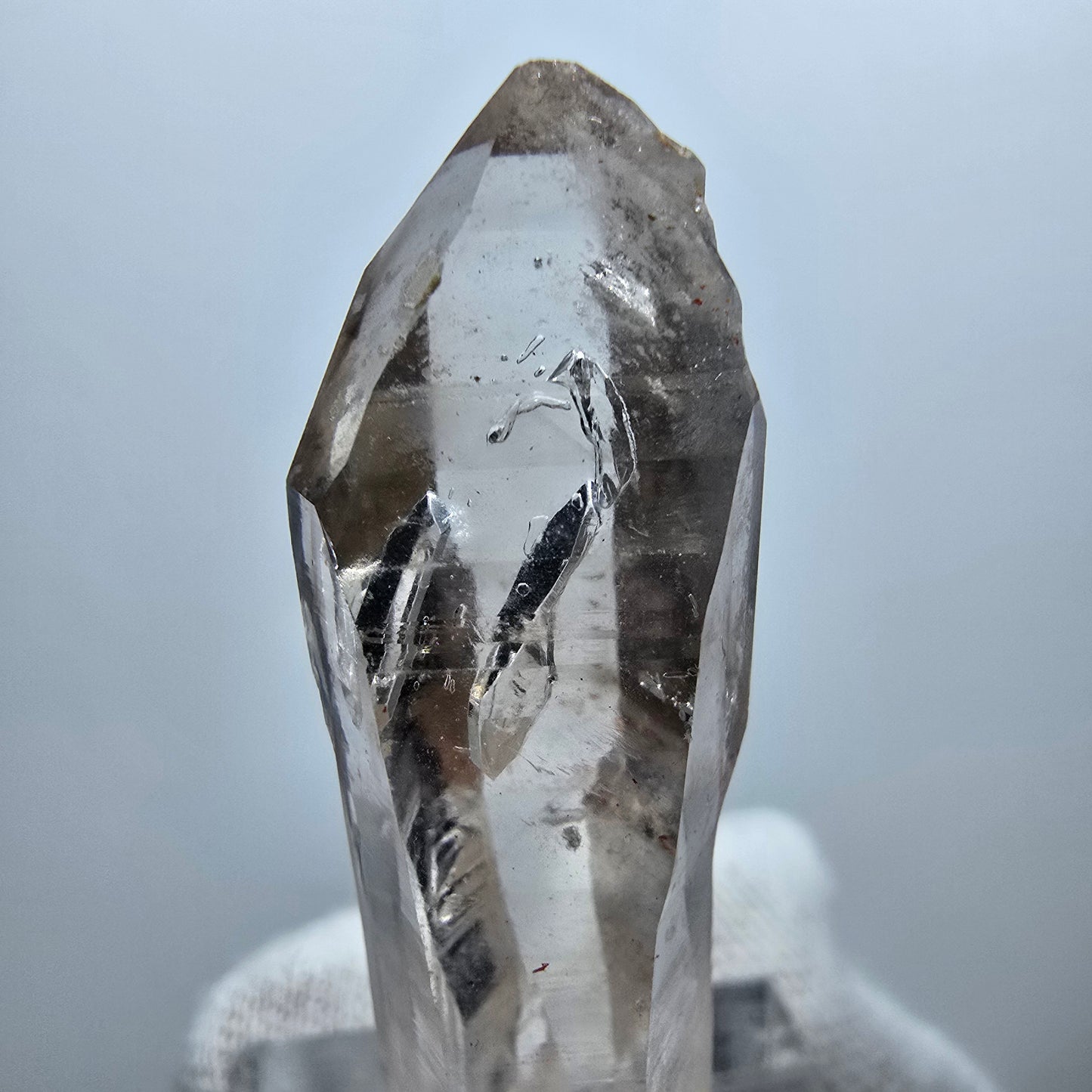 Pointe de sceptre en quartz fumé fantôme transparent, Goboboseb, Namibie, 45 x 11 x 14 mm