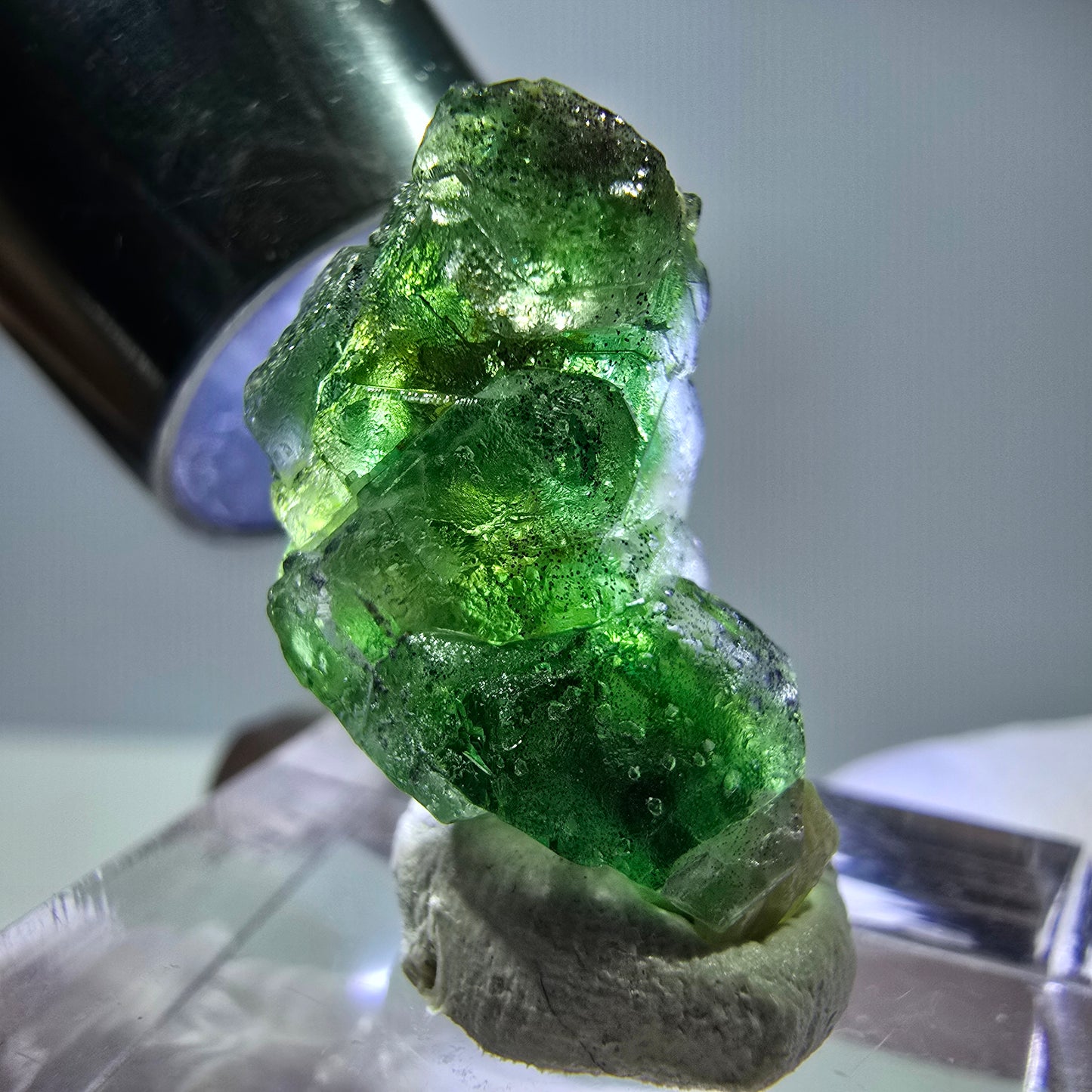 Cube de fluorite fantôme, muscovite et tourmaline Schorl, spécimen d'Erongo, Namibie, 22 x 14 x 13 mm
