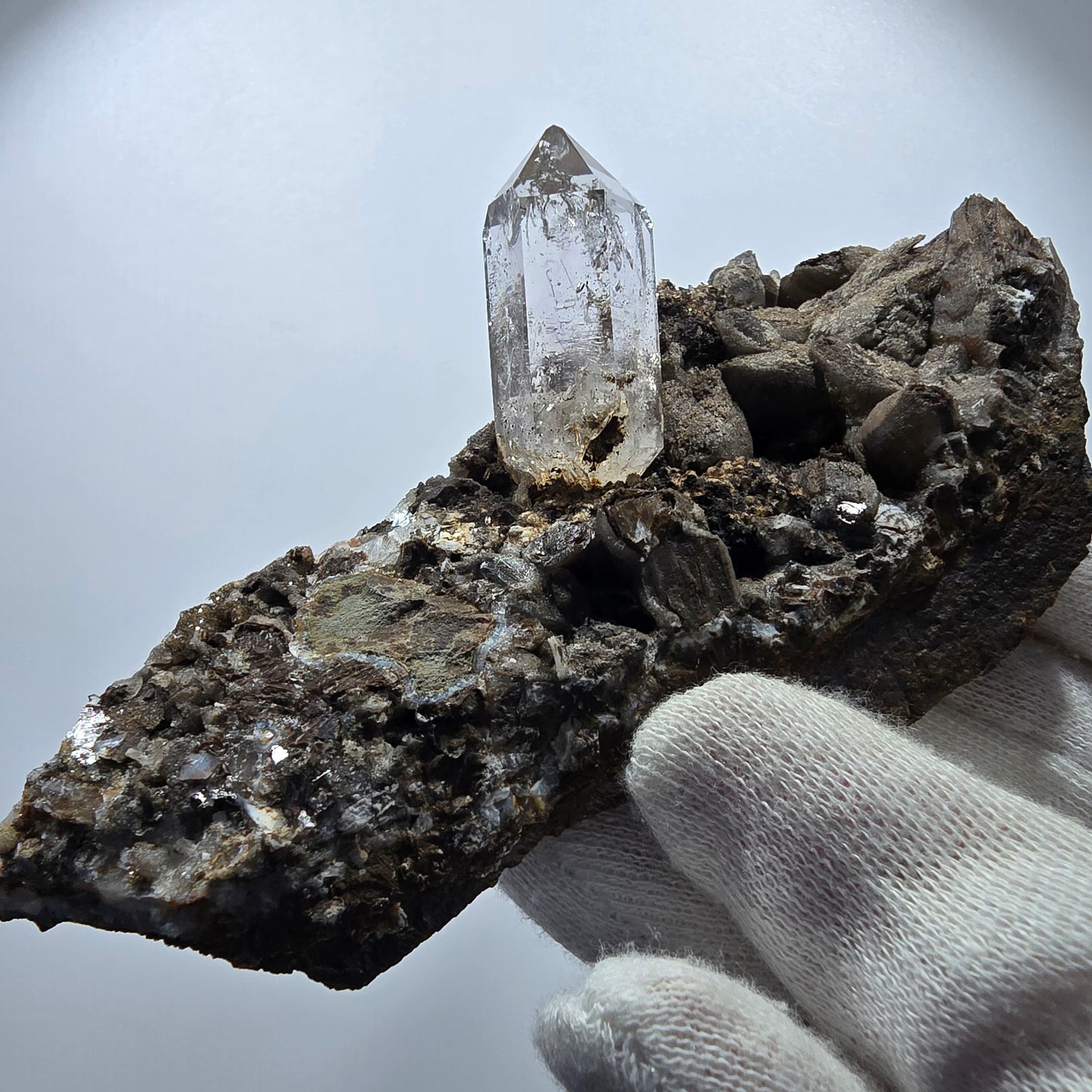 Sceptre en quartz fumé squelette, spécimen de calcite UV, poche Saint-Valentin, Goboboseb, Namibie, 117 x 60 x 59 mm