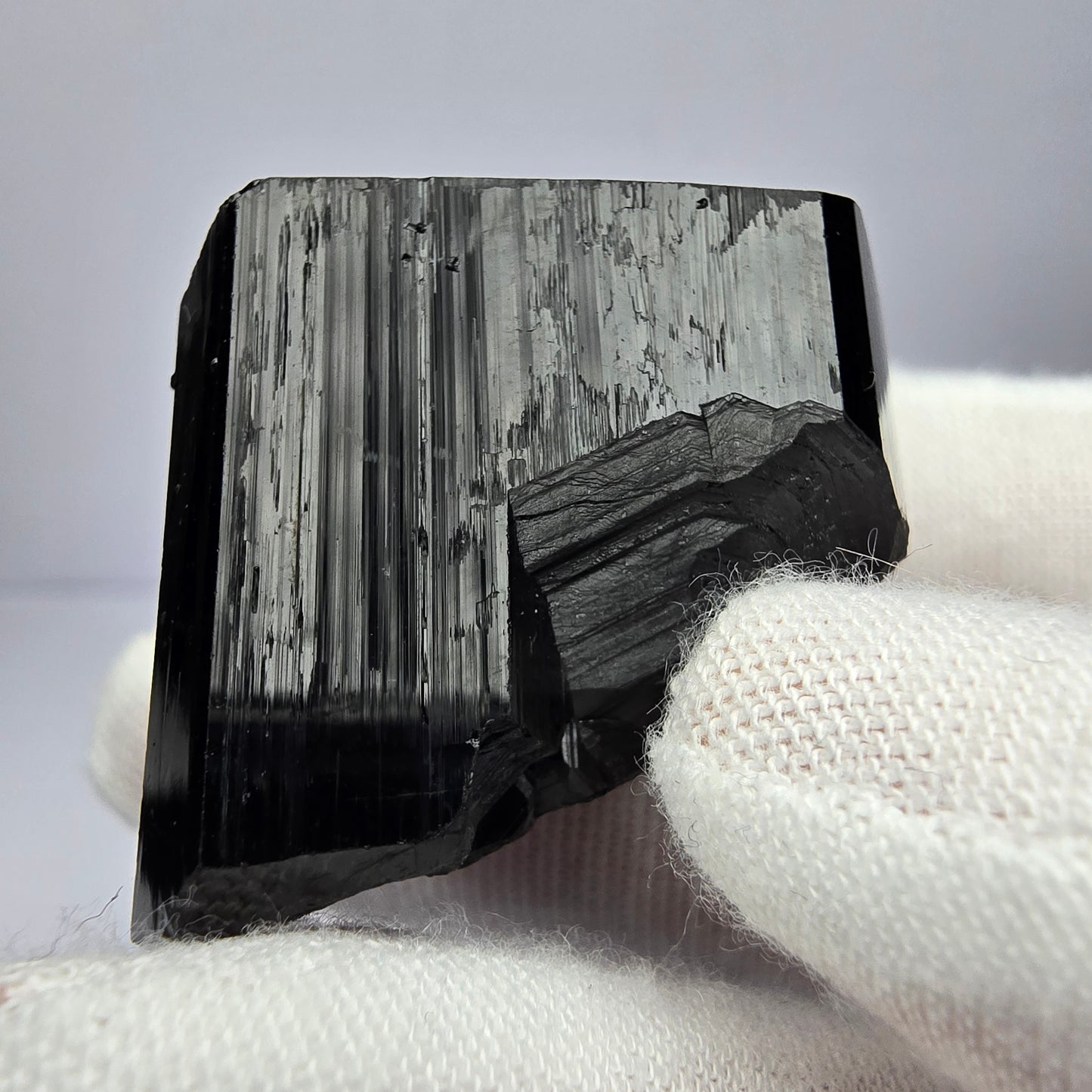 Symmetrischer Schörl Turmalin mit Hyalit Erongo, Namibia 40*30*27mm Sammlung