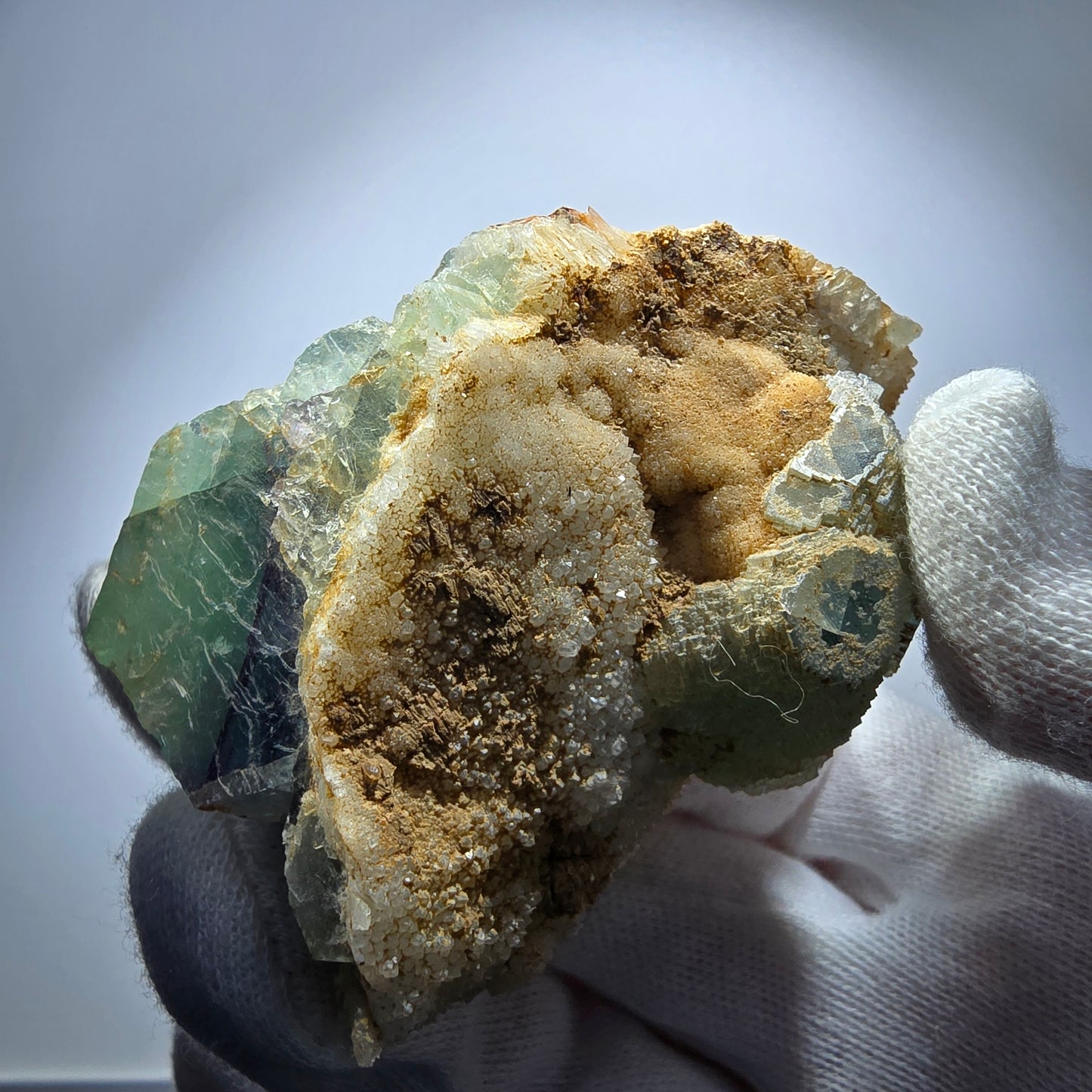 Fluorite rare, classée sur un spécimen de cube de quartz Omehane, Namibie 71*49*33mm