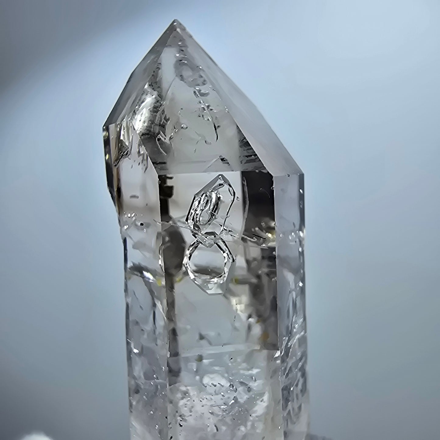 Pointe de sceptre en quartz fumé fantôme transparent, Goboboseb, Namibie, 45 x 13 x 14 mm