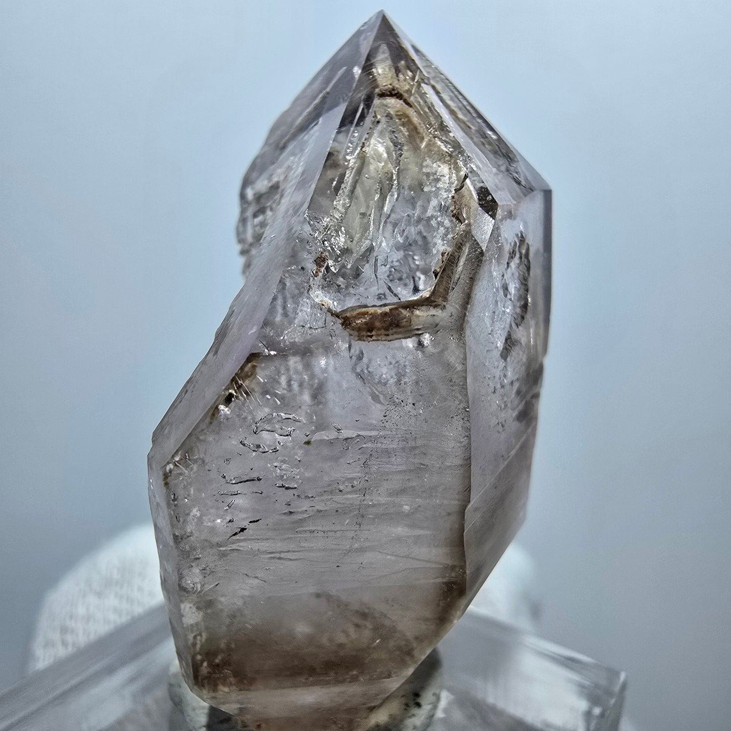 Pointe de sceptre en quartz fumé fantôme transparent, Goboboseb, Namibie, 39 x 23 x 16 mm
