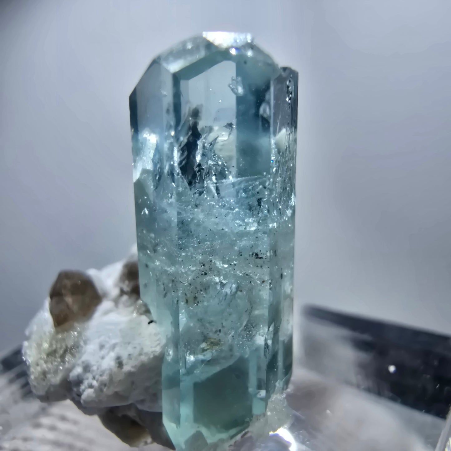 Seltener Aquamarin X mit Hyalit, Orthoklas Erongo, Namibia 20*17*11mm
