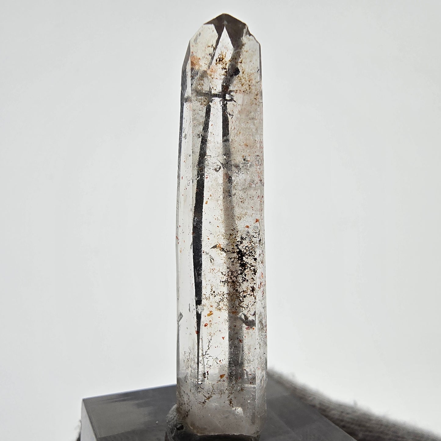 Quartz fumé fantôme lémurien, poche Valentine à pointe d'hématite, Namibie, 47 x 12 x 8 mm