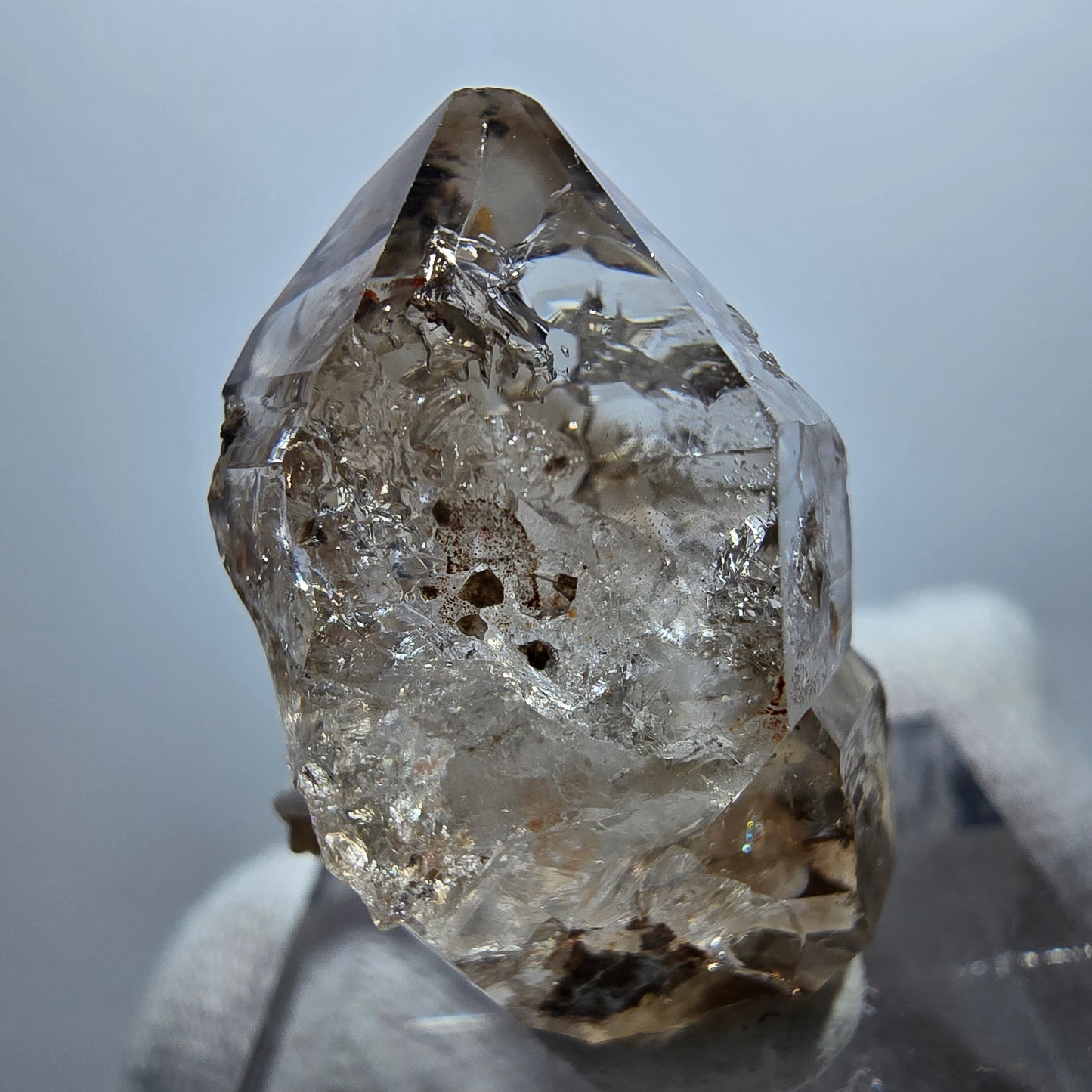 Sceptre en quartz fumé fantôme transparent, DT Point Goboboseb, Namibie, 29 x 20 x 16 mm