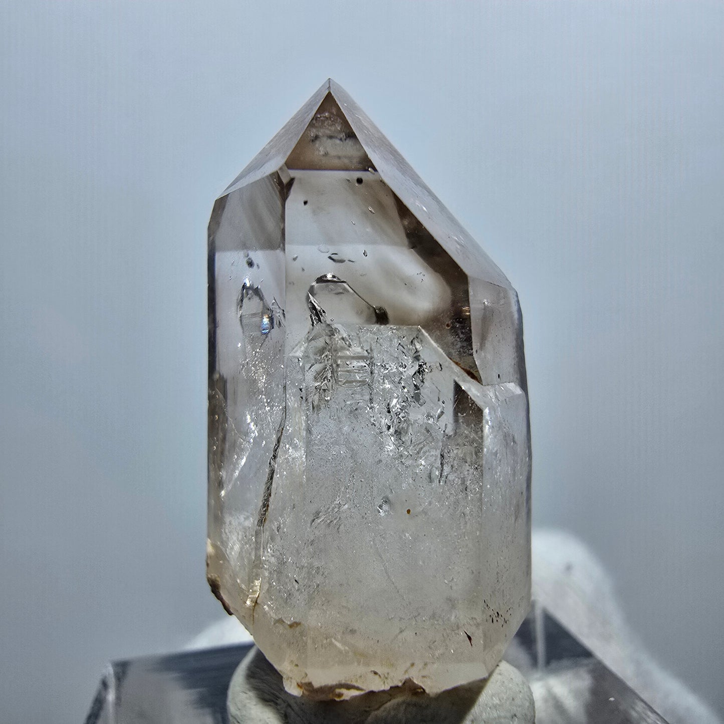 Pointe de sceptre en quartz fumé fantôme transparent, Goboboseb, Namibie, 30 x 15 x 16 mm