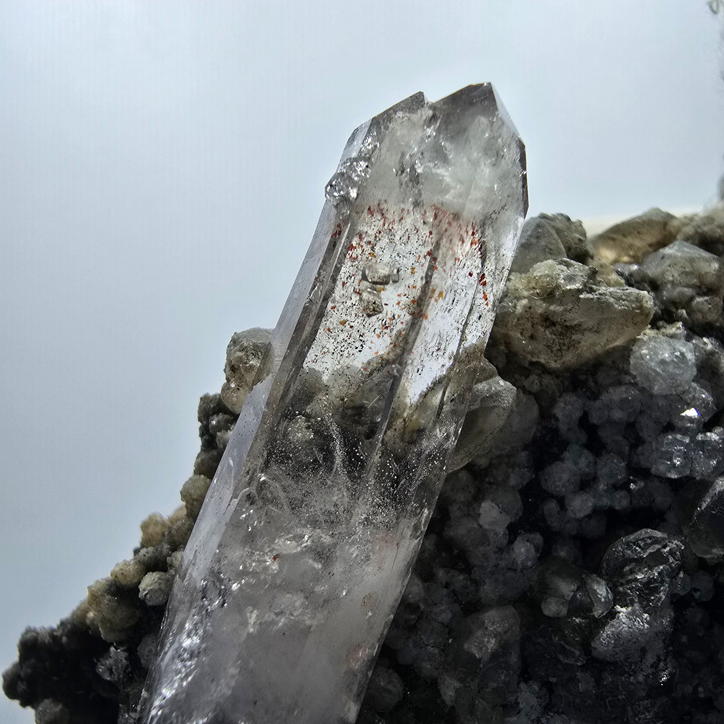 Quartz fumé Harlequin DT, calcite UV, spécimen de chrysocolle, Valentine Pocket, Namibie, 108 x 64 x 44 mm