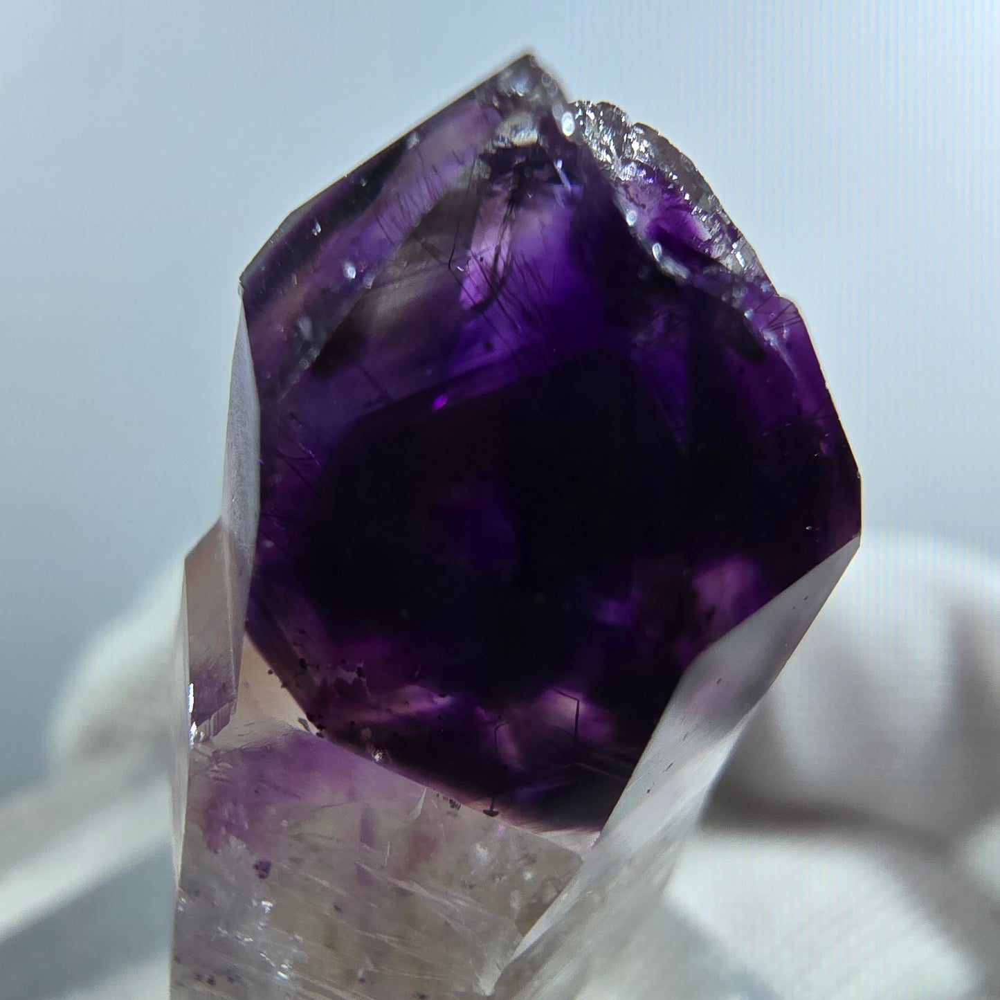 Pointe de sceptre en améthyste fantôme rare à Goboboseb, Namibie, 33 x 15 x 12 mm