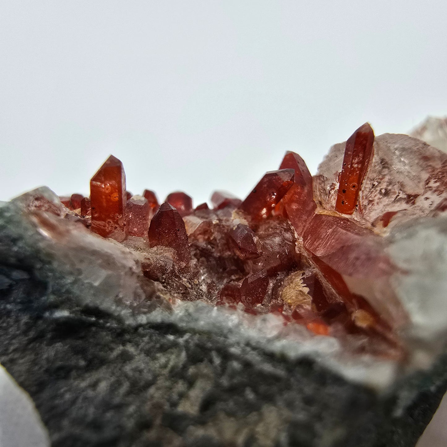 Rote Hämatit Quarz, UV Calcit Stufe Streep Mine, Goboboseb, Namibia 40*25*25mm