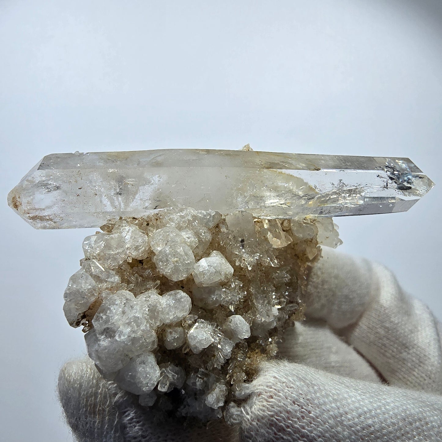 Quartz fumé fantôme DT, calcite UV sur matrice, spécimen Valentine Pocket, Namibie, 67 x 44 x 24 mm