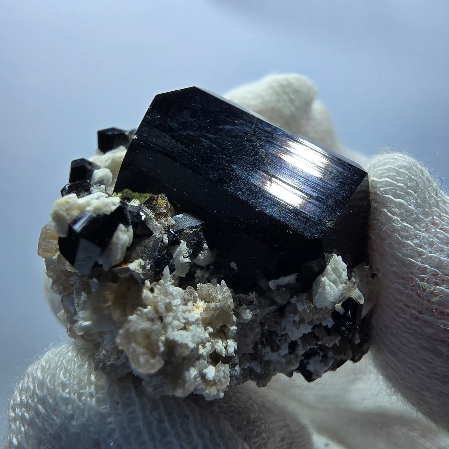 Spécimen rare de tourmaline Schorl, hyalite et orthose, Erongo, Namibie, 36 x 44 x 21 mm