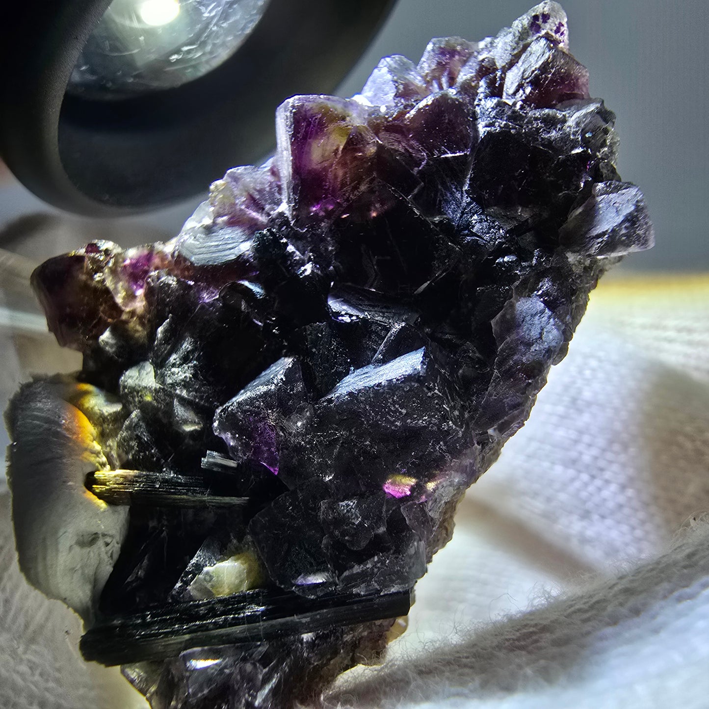 Spécimen de fluorite fantôme colorée, tourmaline scholle, muscovite, Erongo, Namibie, 36 x 28 x 16 mm