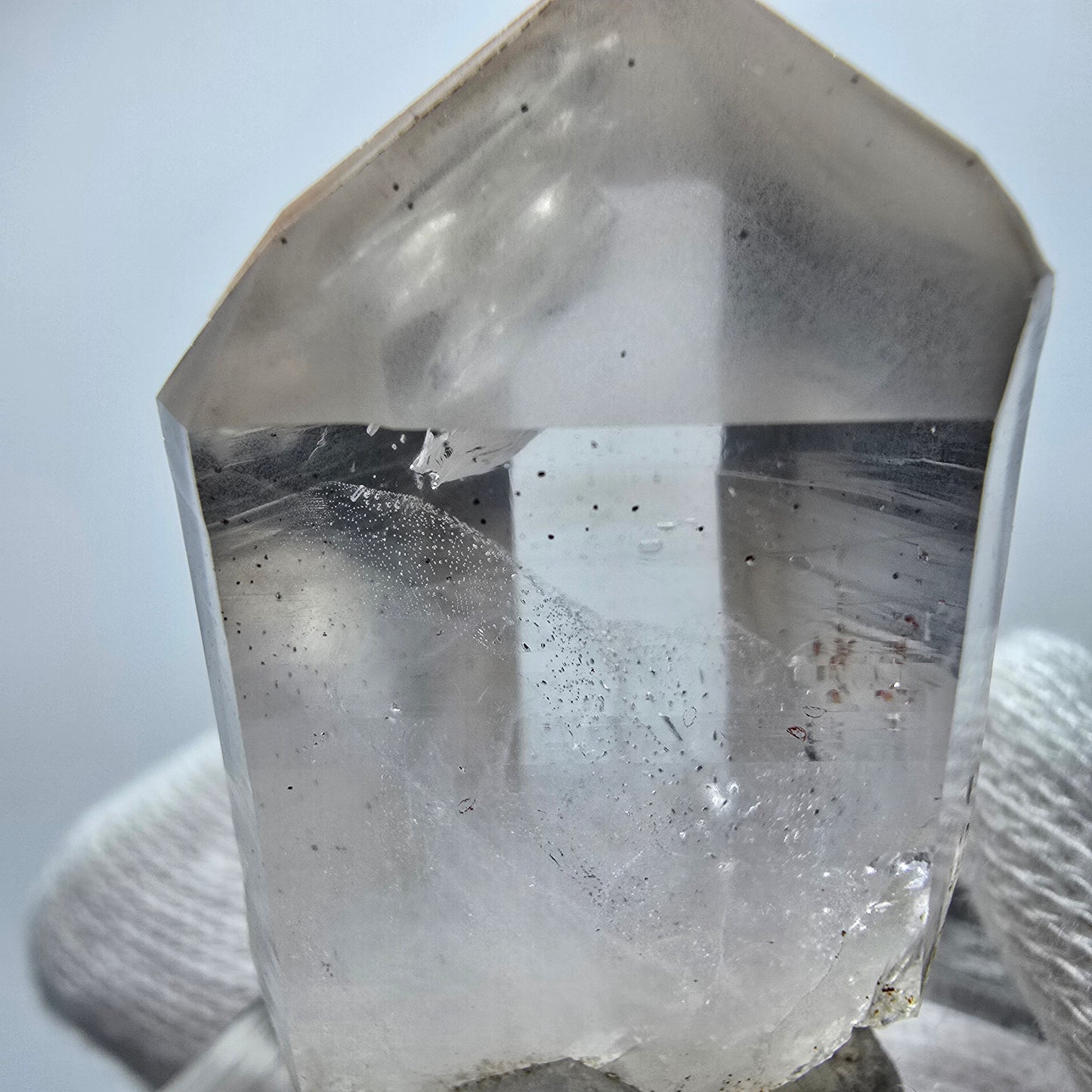Pointe de quartz fumé fantôme clair, forme rare de Goboboseb, Namibie, 36 x 21 x 21 mm