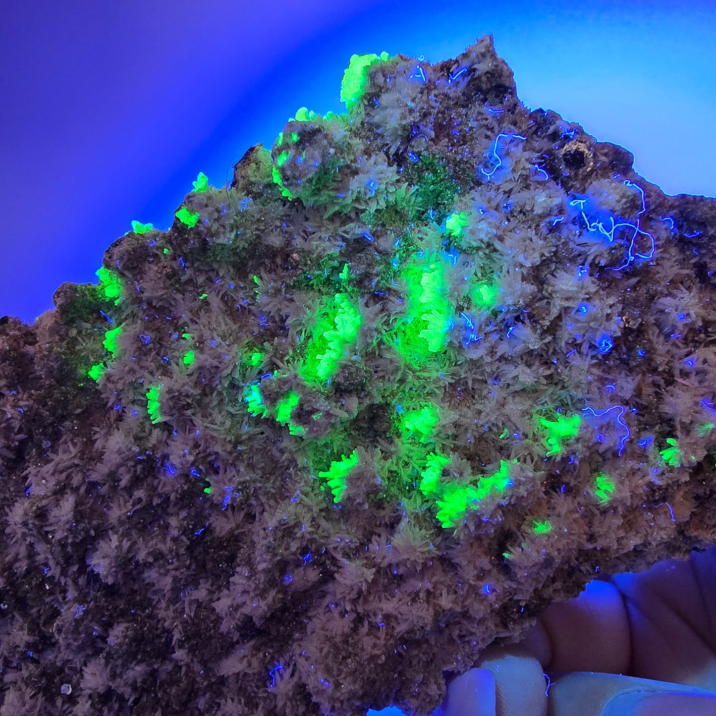 Grand spécimen de fluorite, hyalite, scholle, tourmaline, muscovite, orthose, Erongo, Namibie, 126 x 99 x 78 mm
