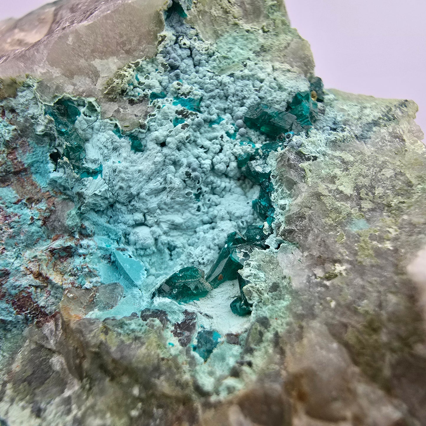 Rare spécimen de dioptase, chrysocolle sur quartz, Kaokoveld, Namibie, 68 x 41 x 38 mm