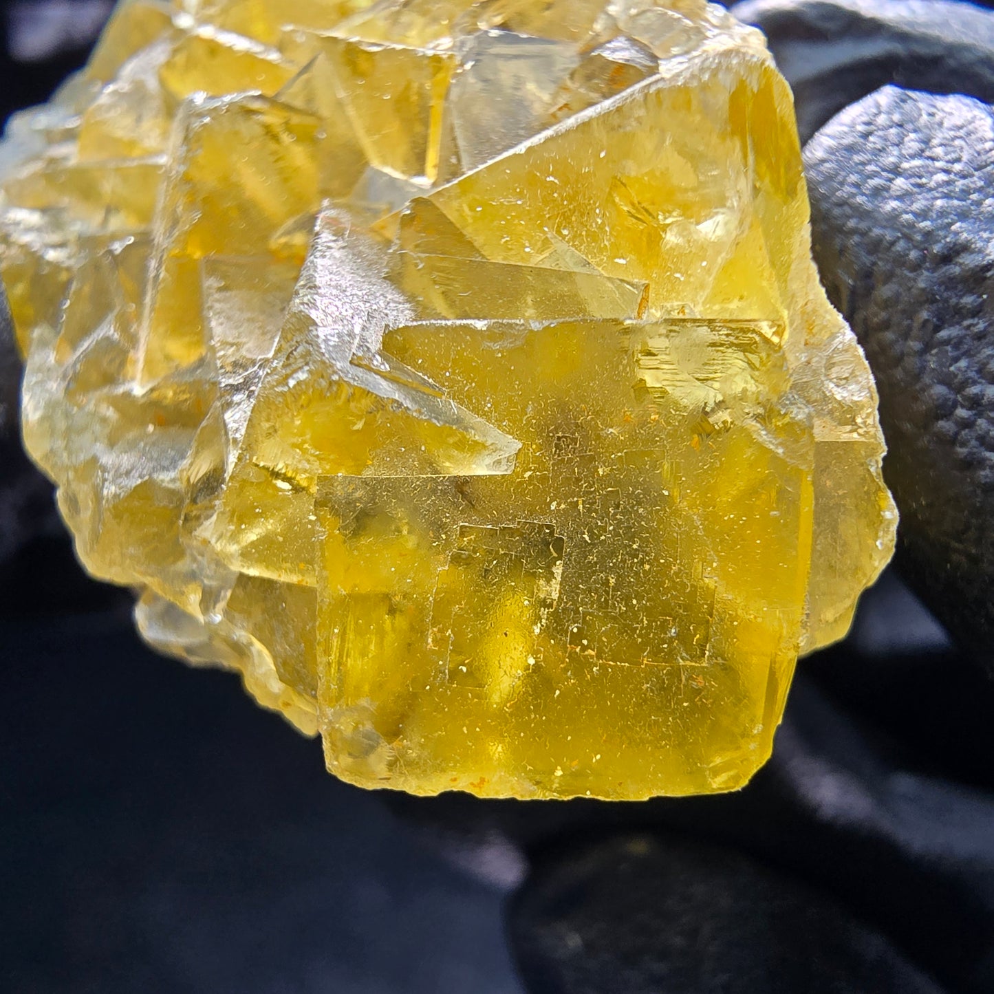 Klare Honey Pocket Phantom Fluorit Würfel Stufe gelb Okorusu, Namibia 44*27*15mm