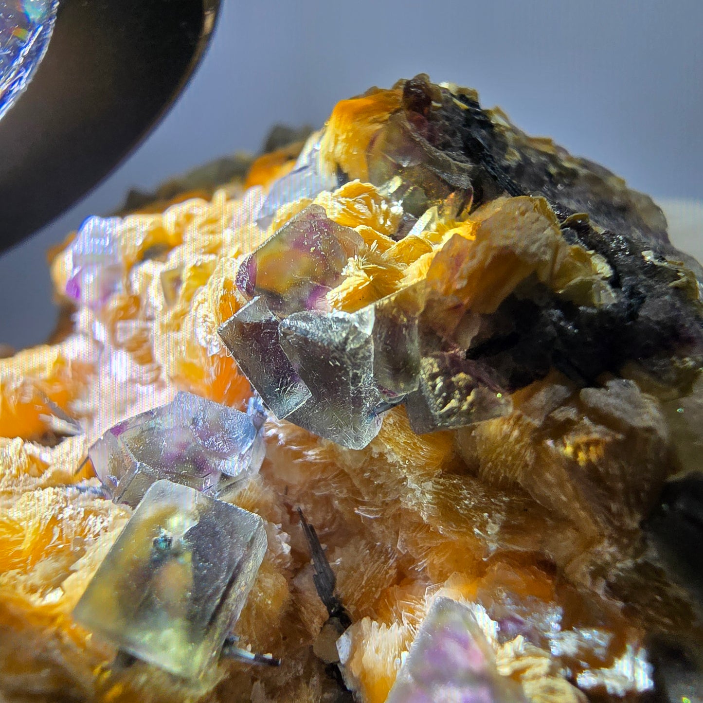 Spécimen de fluorite fantôme colorée, tourmaline scholle muscovite, Erongo, Namibie, 81 x 68 x 48 mm