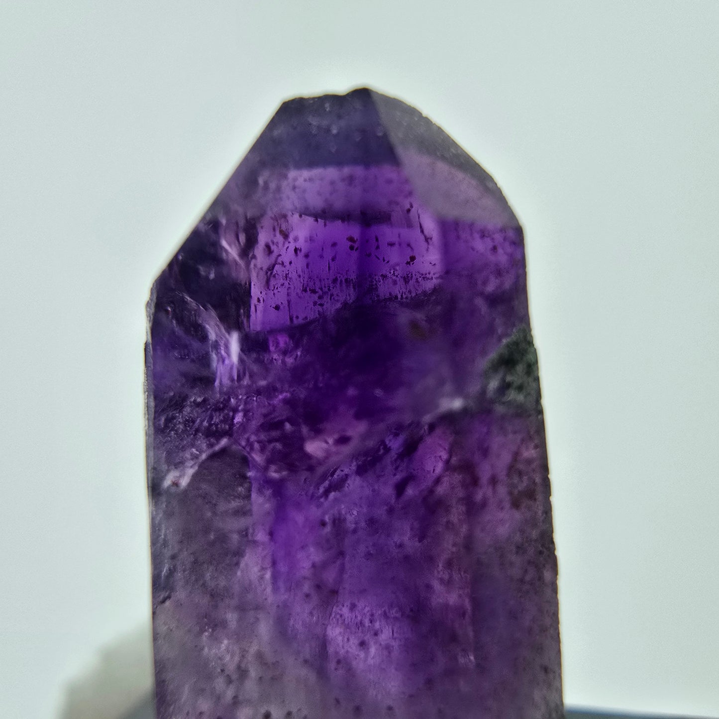 Pointe d'améthyste fantôme transparente violette, claim Buks, Goboboseb, Namibie 21*10*7mm