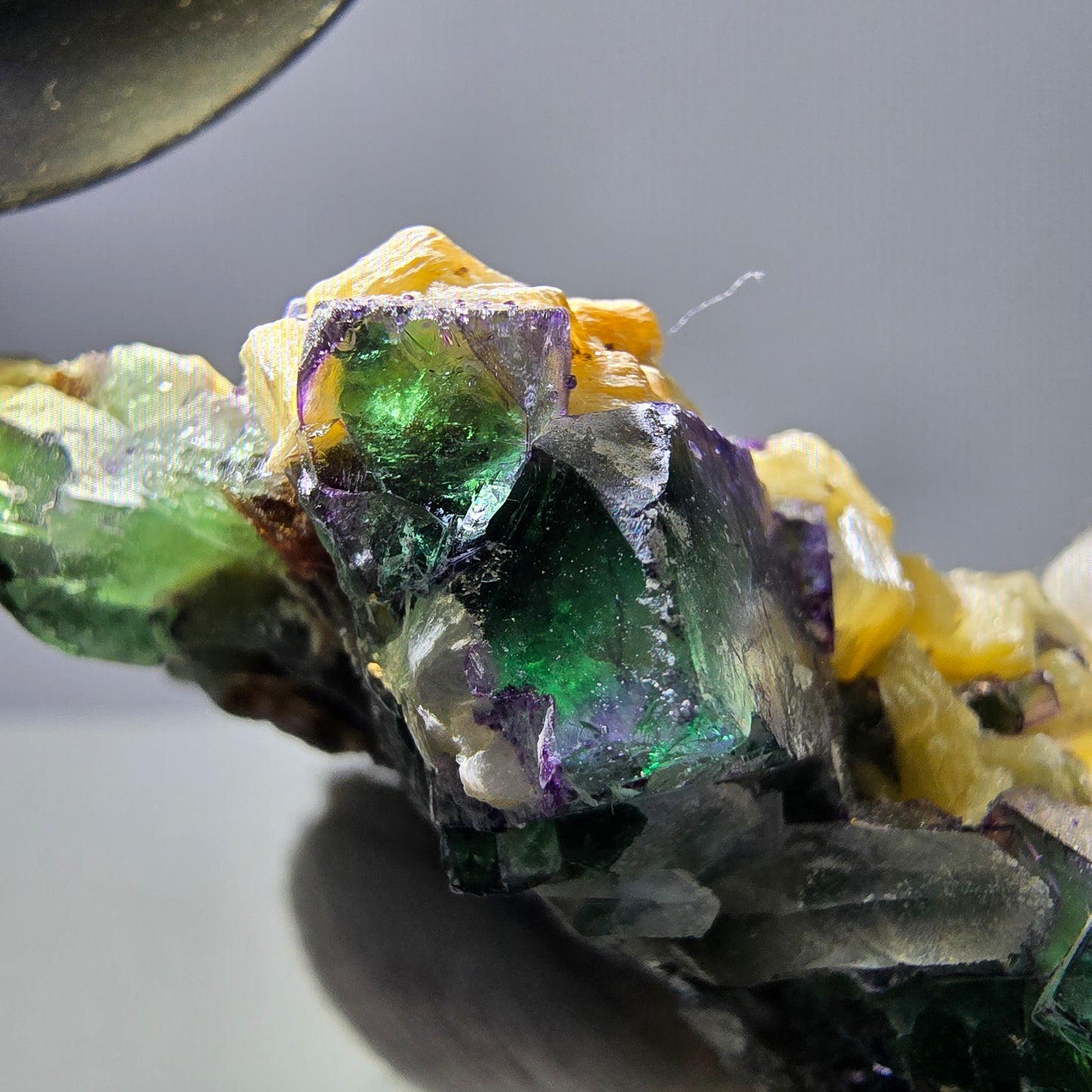 Grande fluorite fantôme, tourmaline schol, hyalite, muscovite, quartz fumé, Erongo, Namibie, 93 x 74 x 24 mm