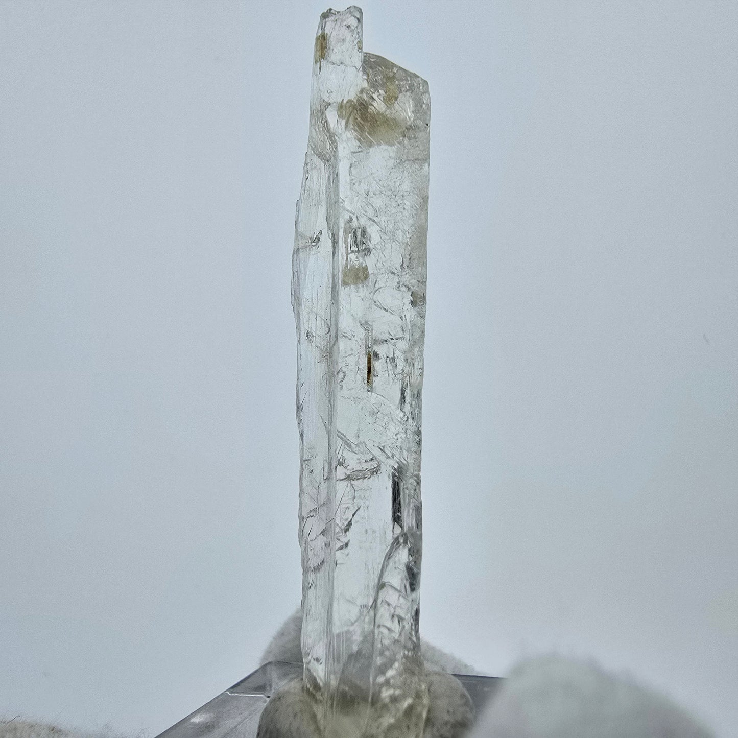 Seltener Kunzit X Spodumen Kristall weiß UV Mineral 48*9*5mm aus Brasilien