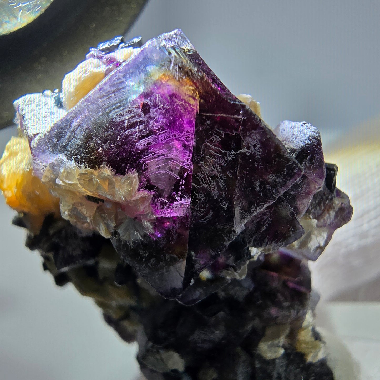 Spécimen de fluorite fantôme colorée et de tourmaline scholle muscovite, Erongo, Namibie, 44 x 29 x 22 mm