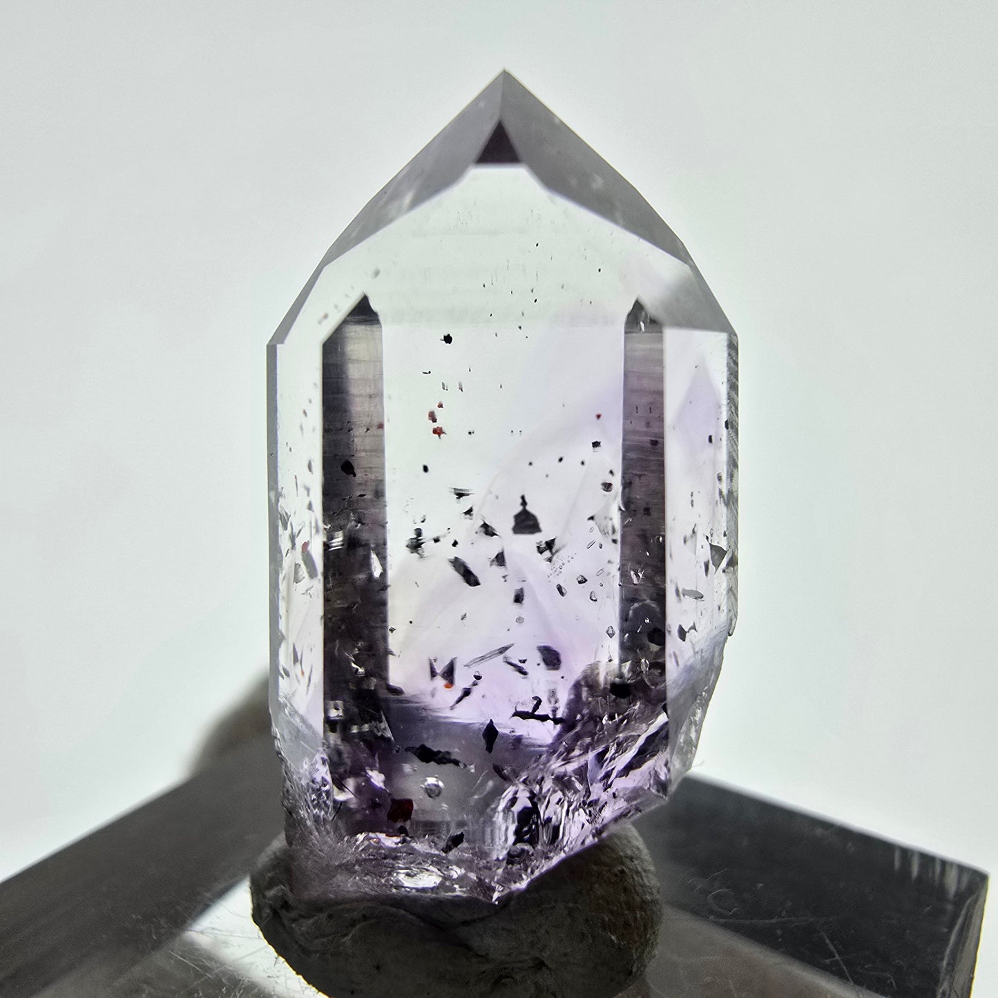 Améthyste fantôme avec hématite, mine Streep, Goboboseb, Namibie, 27 x 14 x 11 mm