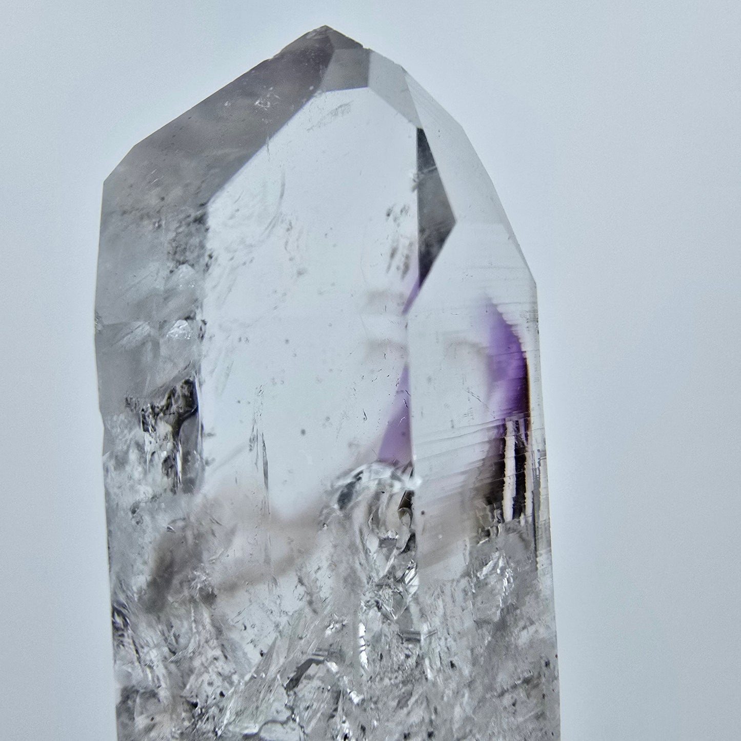 Phantom Amethyst Kristall mit Hämatit Streep Mine Goboboseb Namibia 47*19*18mm