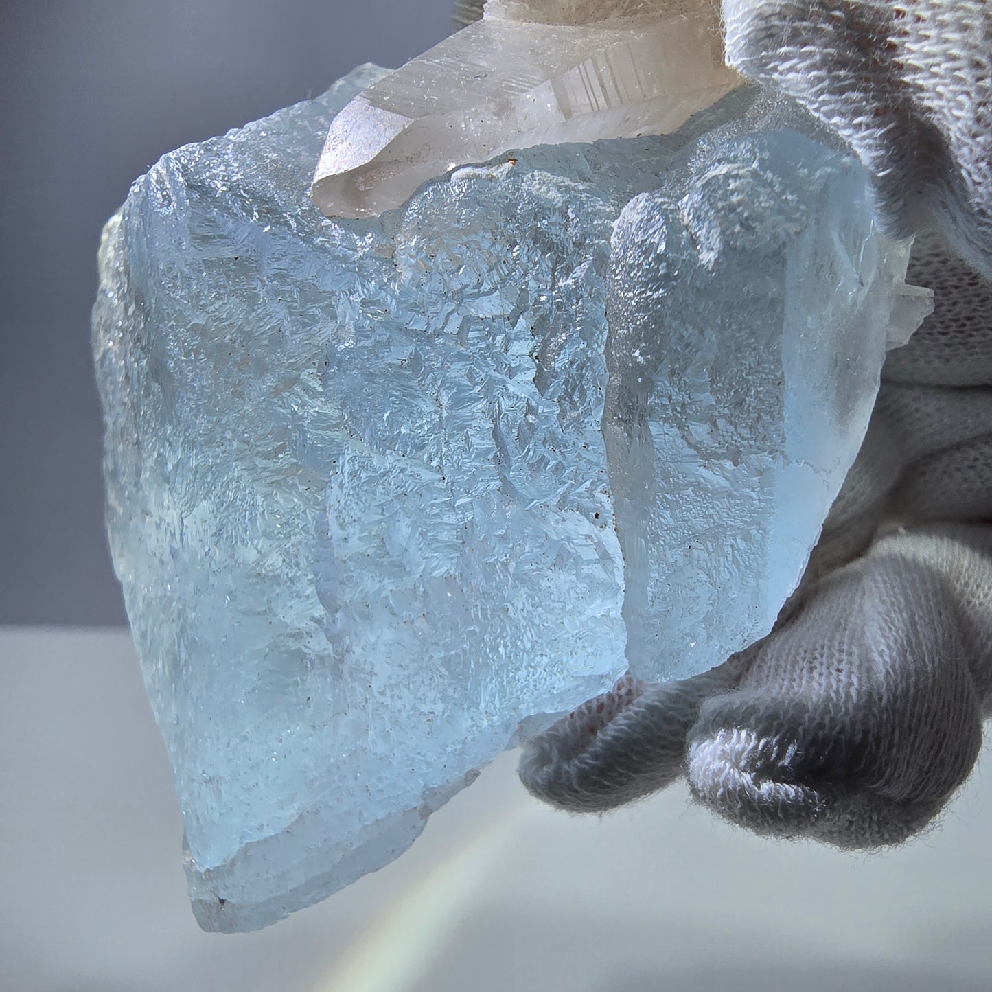 Grand spécimen de fluorite bleue et de quartz fumé, montagnes Erongo, Namibie, 93 x 67 x 36 mm
