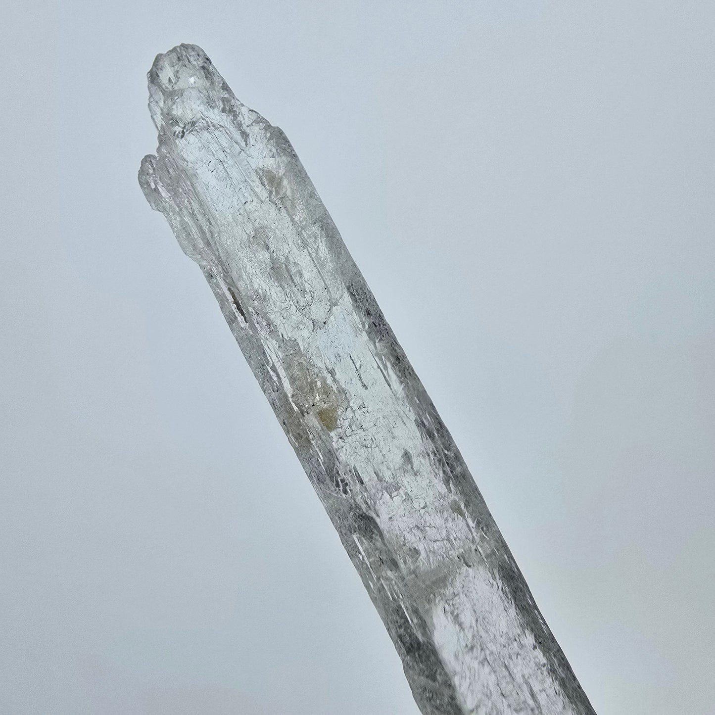 Seltener Kunzit X Spodumen Kristall weiß UV Mineral 55*7*3mm aus Brasilien