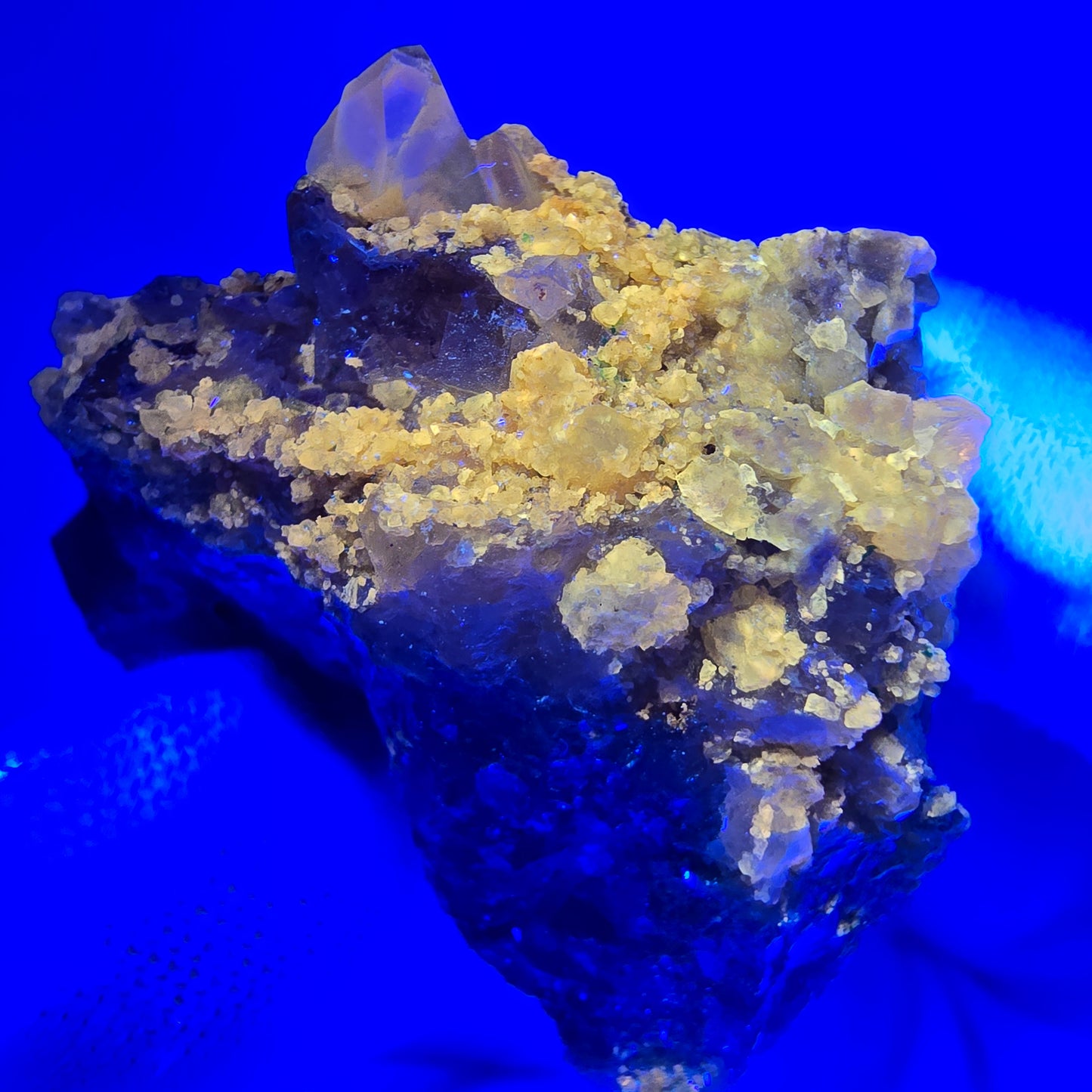 Seltene UV Calcit, Dioptas auf Quarz Stufe Kaokoveld Namibia 40*31*26mm Sammlung
