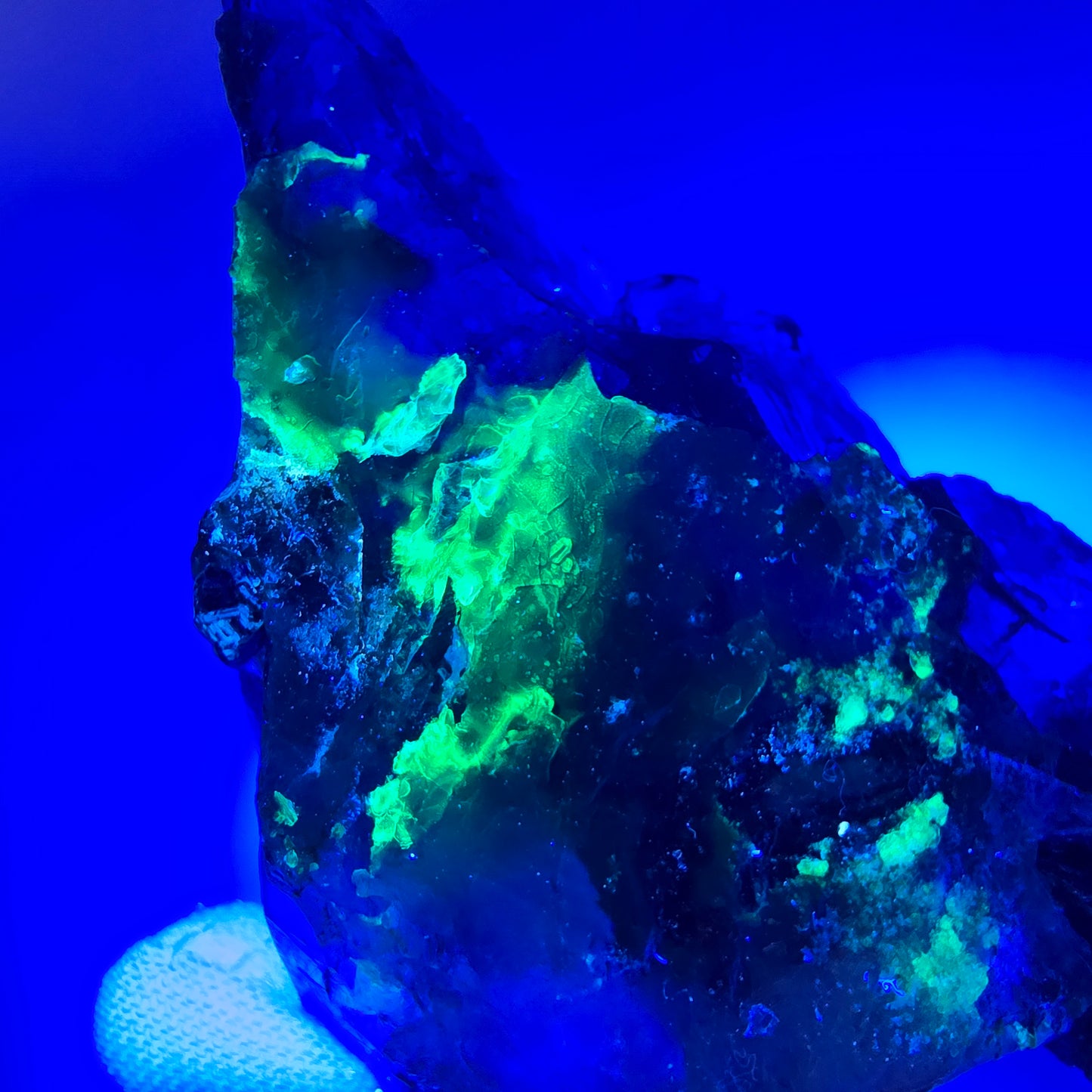 Phantom Rauchquarz mit UV Calcit, Hyalit, Muskovit Goboboseb, Namibia 67*52*41mm