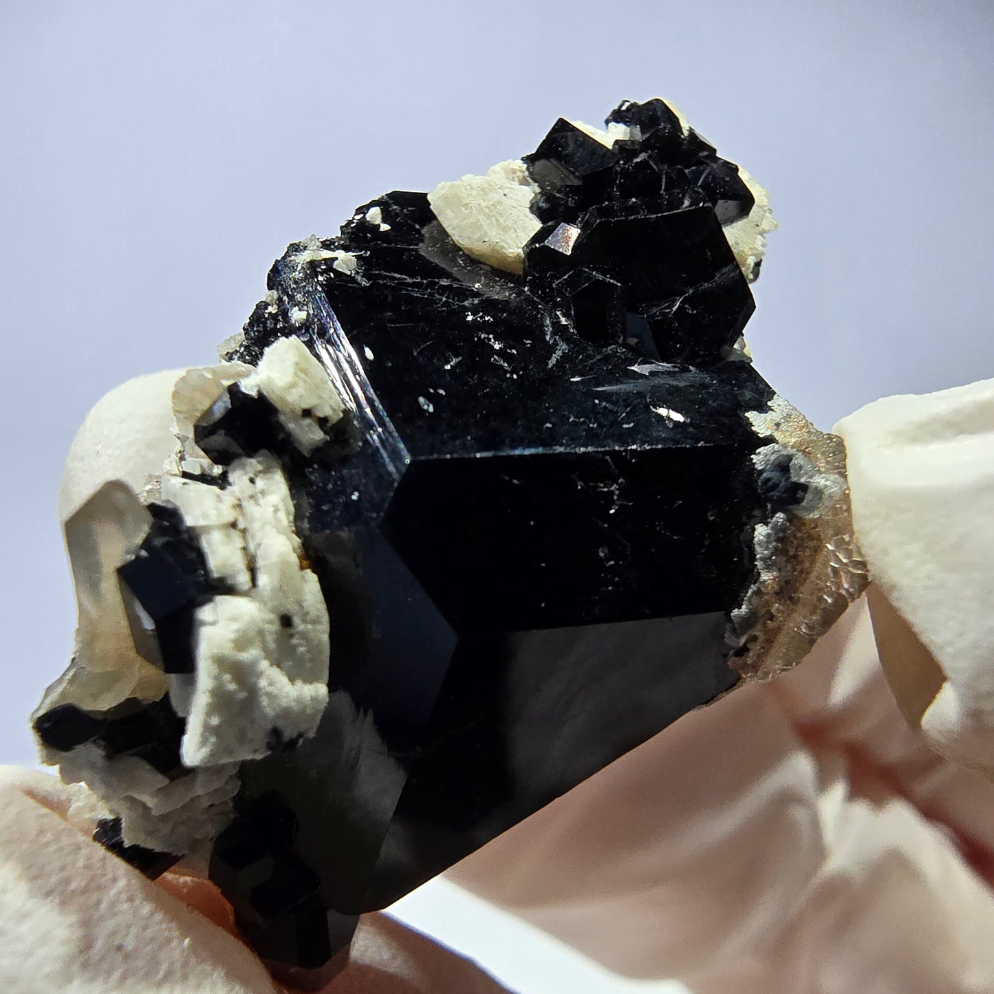 Spécimen de tourmaline Schorl, hyalite, quartz fumé et orthose, Erongo, Namibie, 33 x 23 x 19 mm