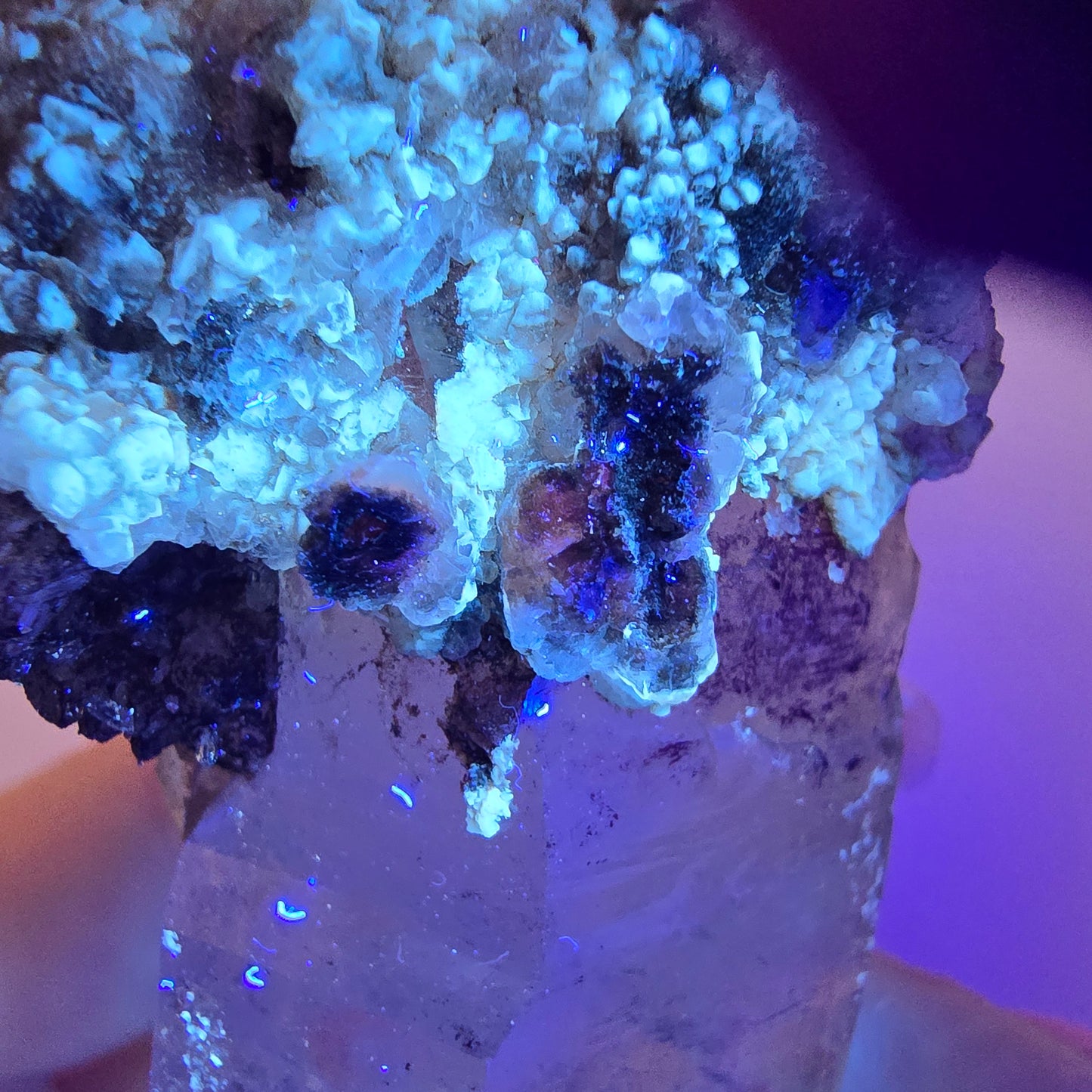 Quartz fumé squelette fantôme lémurien DT, calcite UV Valentine Pocket, Namibie 133 x 46 x 36 mm