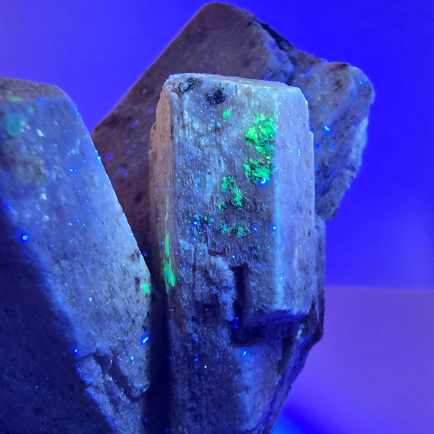 Grand spécimen d'orthose, de tourmaline Schorl et d'hyalite, Erongo, Namibie, 94 x 57 x 50 mm