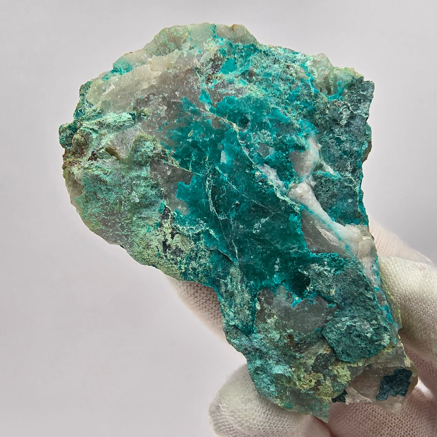 Rare spécimen de dioptase, chrysocolle sur quartz, Kaokoveld, Namibie, 68 x 41 x 38 mm