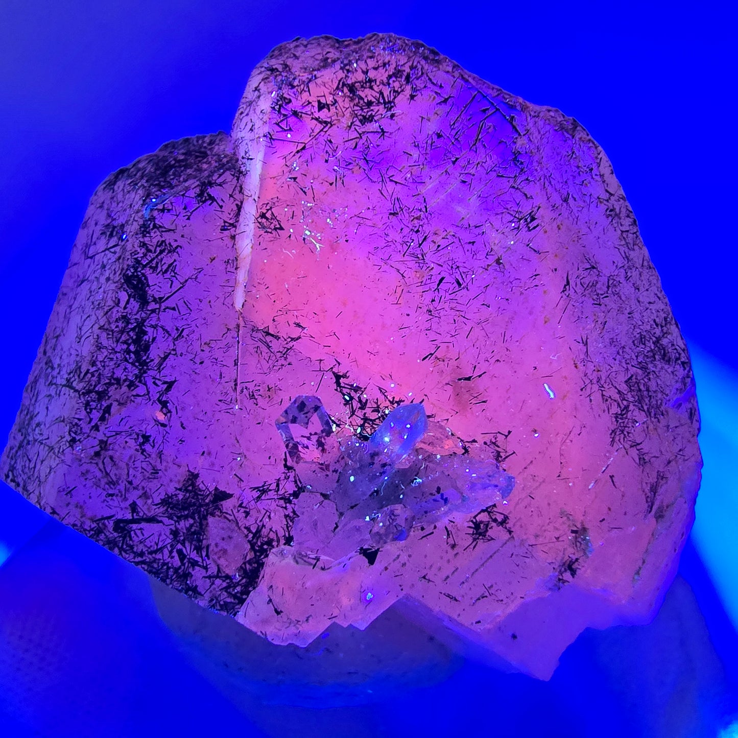 UV Calcit Kristall mit Harlekin Quarz, Schörl Turmalin Erongo Namibia 50*42*40mm