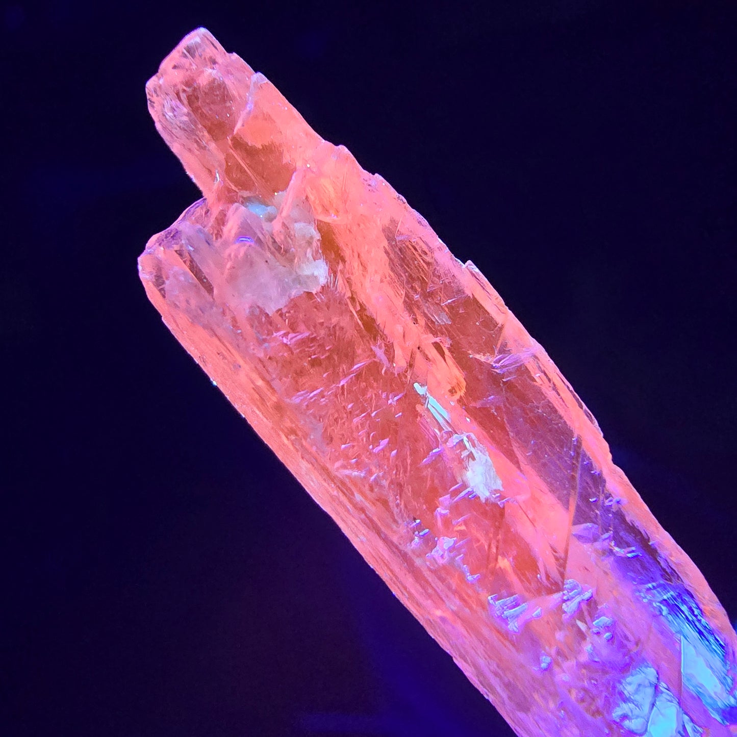 Seltener Kunzit X Spodumen Kristall weiß UV Mineral 48*9*5mm aus Brasilien