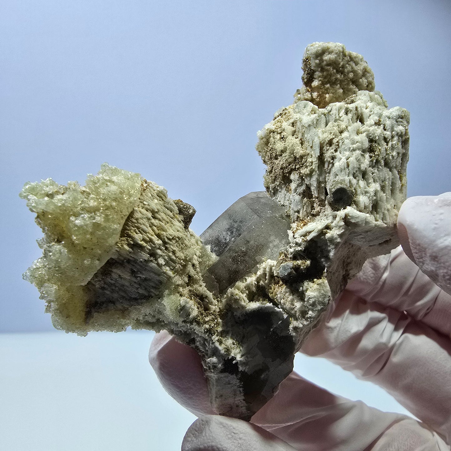 Spécimen rare d'opale hyalite, de quartz fumé et d'orthose, Erongo, Namibie, 70 x 61 x 30 mm