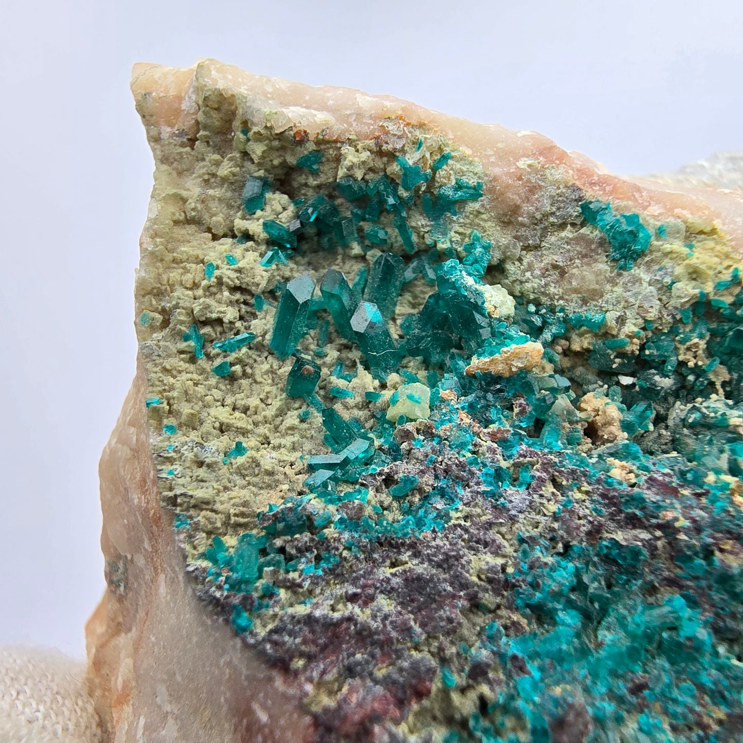 Rare spécimen de dioptase sur quartz Kaokoveld, Namibie 48*42*27mm Collection de minéraux