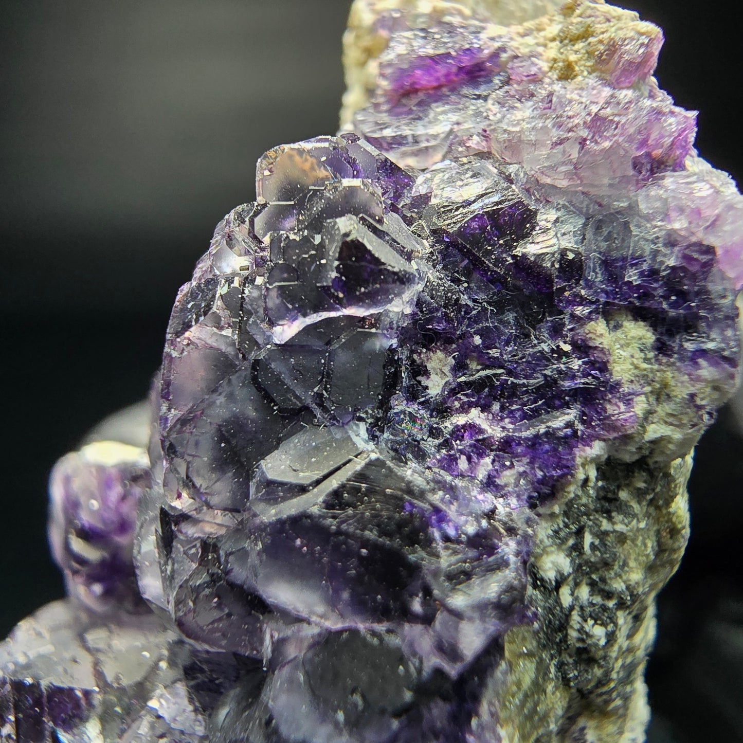 Cube de fluorite fantôme violet sur scène orthose Erongo Namibie 45*28*21mm