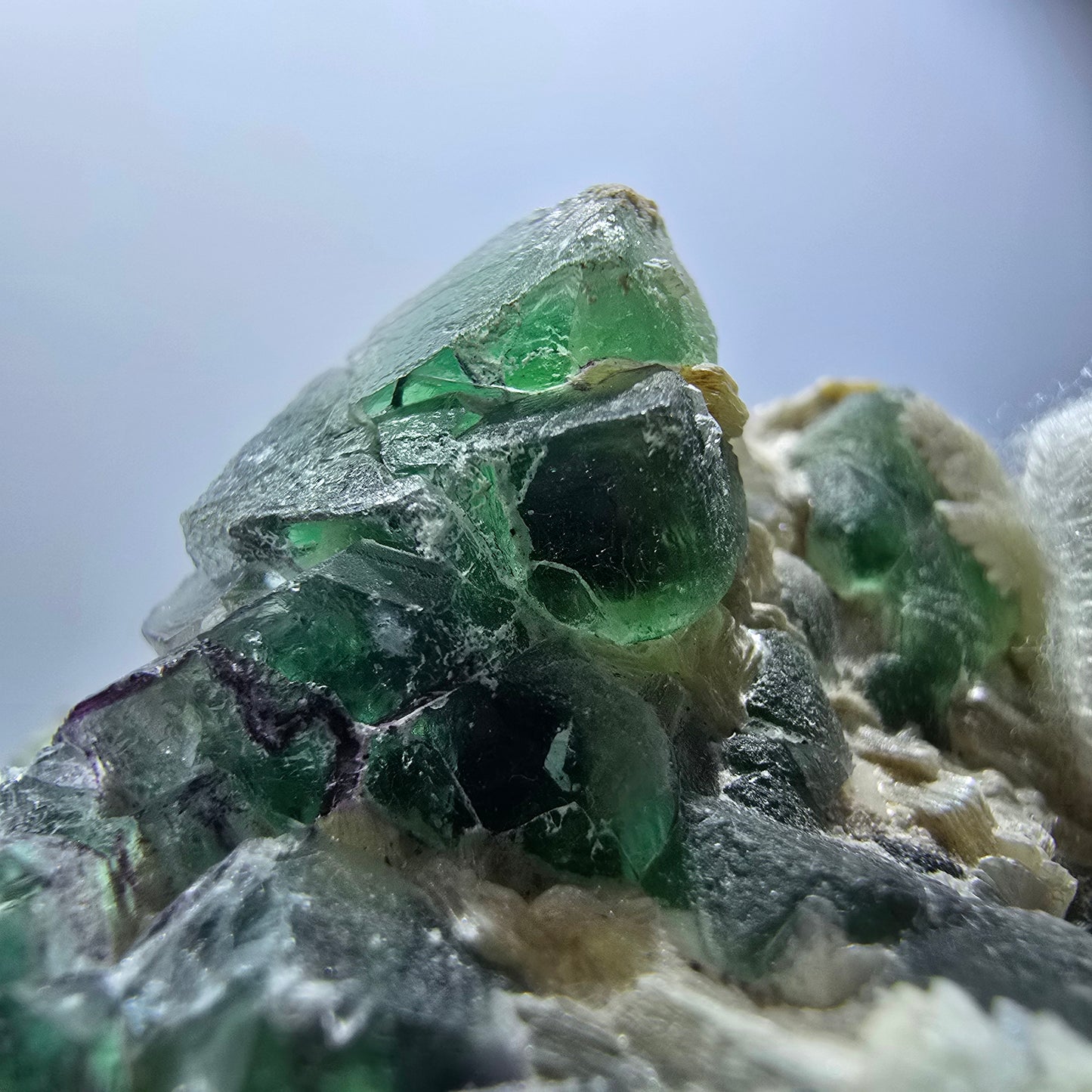Rares cubes de fluorite fantôme, hyalite et spécimen de muscovite, Erongo, Namibie, 69 x 51 x 47 mm
