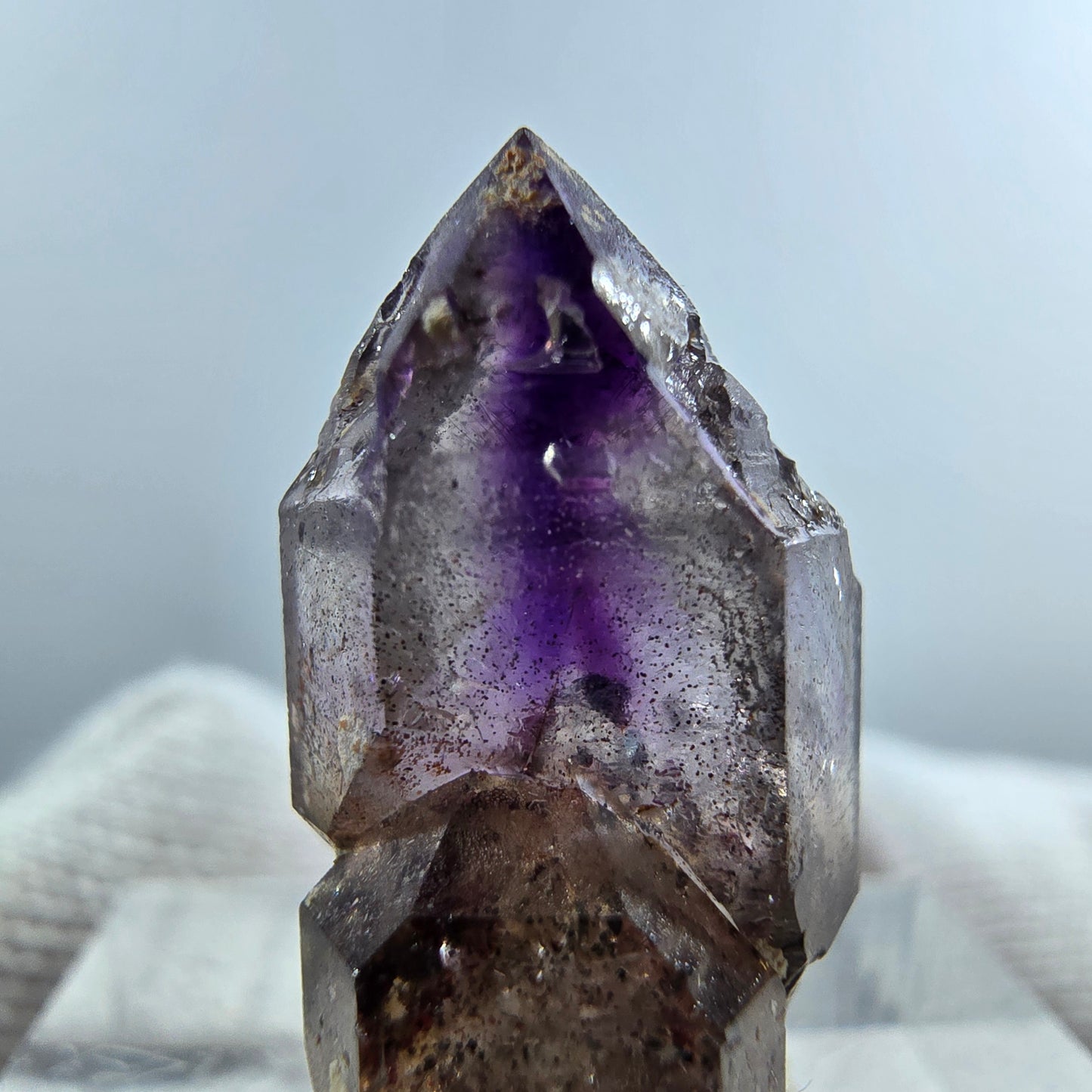 Pointe de sceptre en améthyste fantôme rare de Goboboseb, Namibie, 22 x 12 x 10 mm