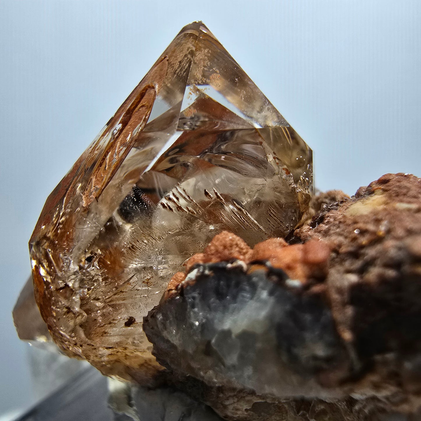 Amas de sceptres en quartz fumé fantôme transparent, Goboboseb, Namibie, 30 x 25 x 20 mm