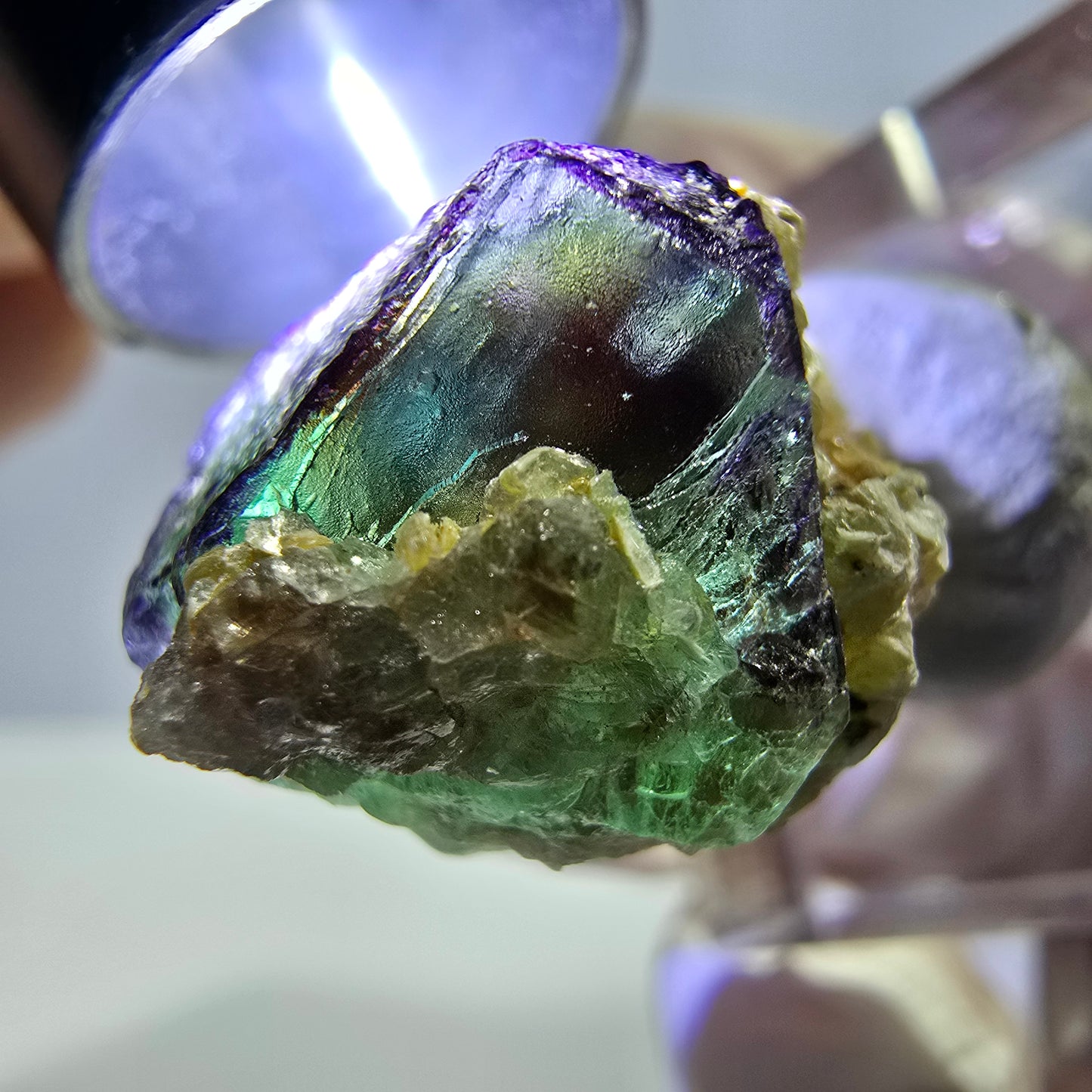 Cube hexagonal de fluorite fantôme, muscovite, tourmaline Schörl, Erongo, Namibie 27 x 20 x 18 mm