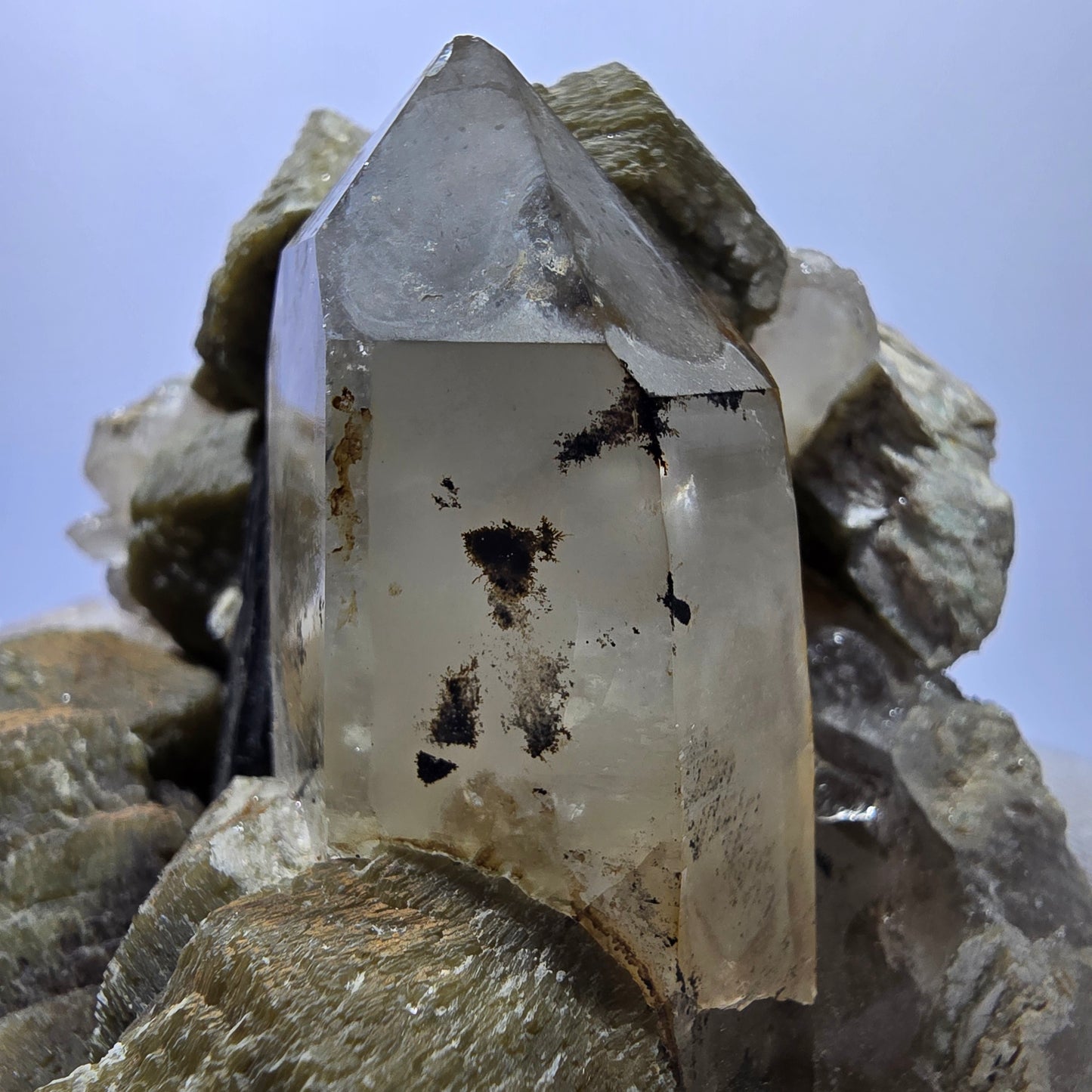 Grand spécimen de tourmaline Schorl, quartz fumé, muscovite et orthose, Erongo, Namibie, 145 x 112 x 80 mm