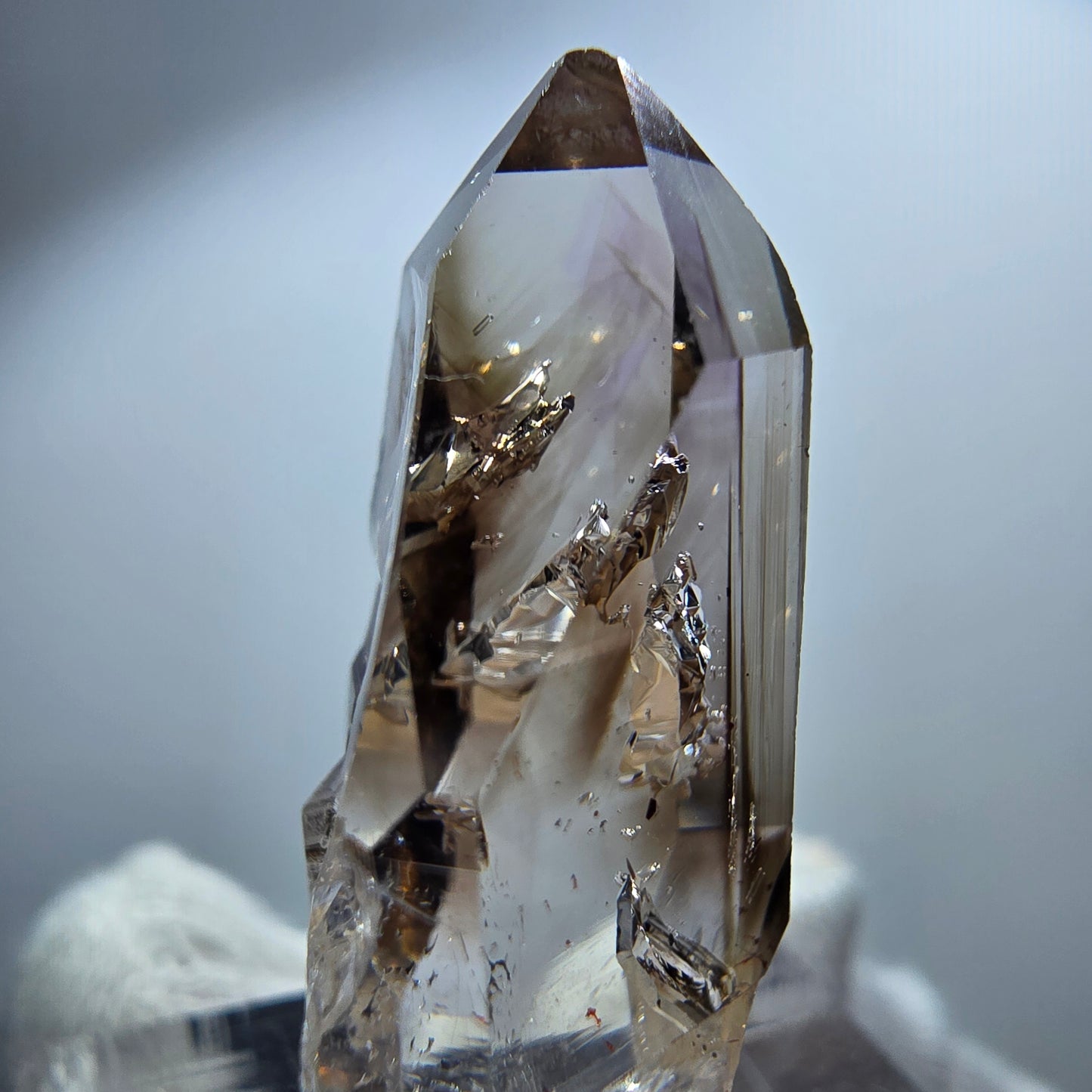Pointe de sceptre en quartz fumé fantôme transparent, Goboboseb, Namibie, 32 x 15 x 11 mm