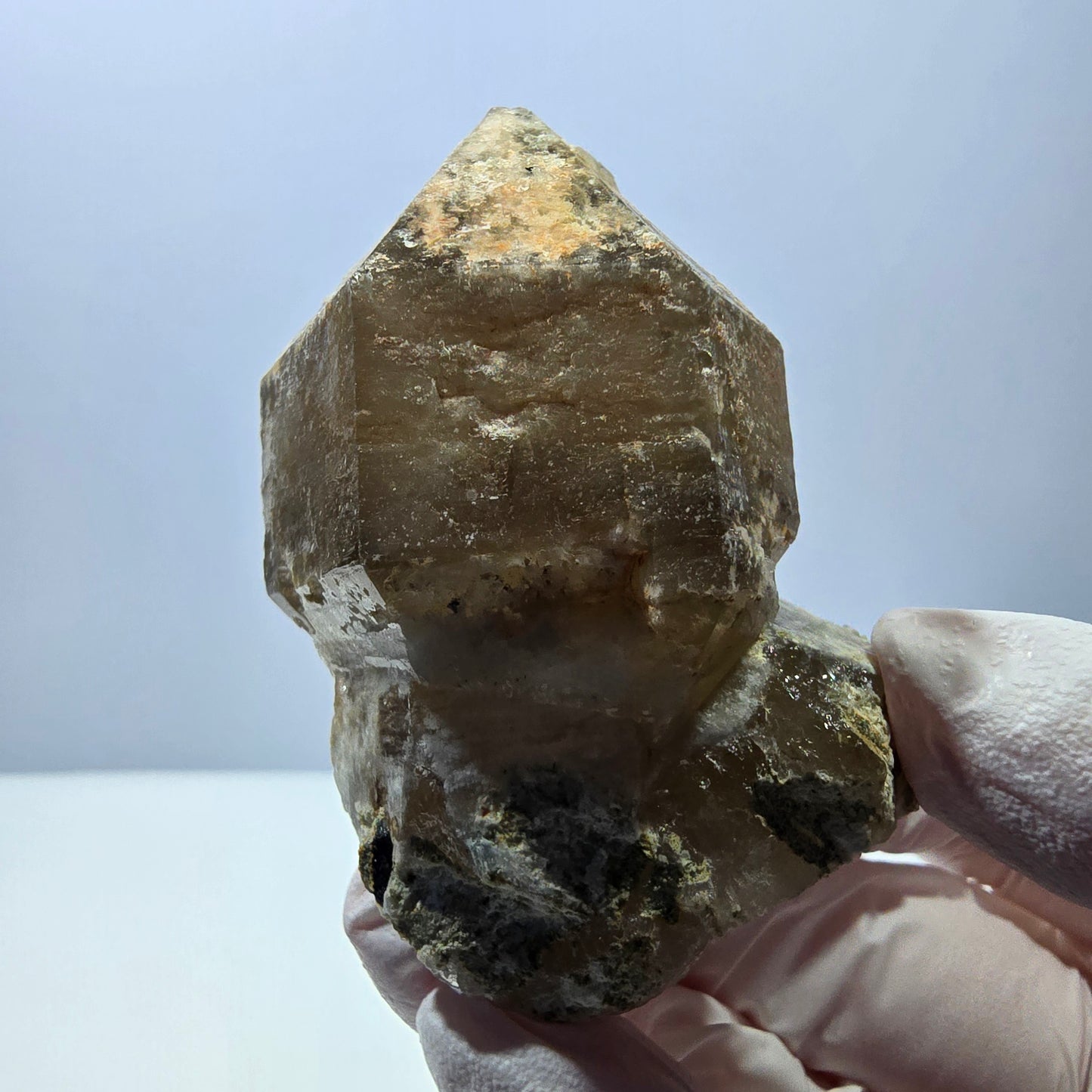 Opale hyalite rare, amas de quartz fumé, Erongo, Namibie, 67 x 50 x 30 mm