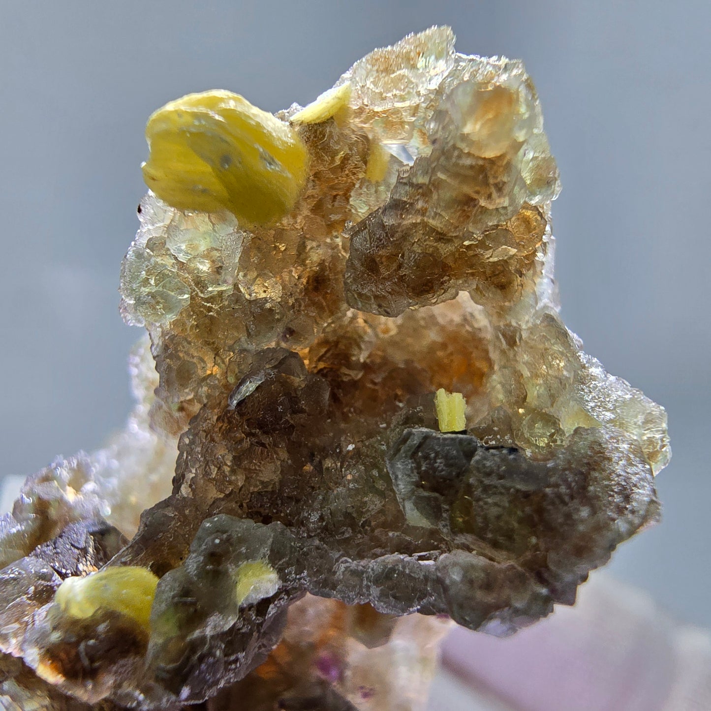 Phantom Fluorit Würfel, Hyalit, Muskovit Stufe Erongo, Namibia 44*28*27mm